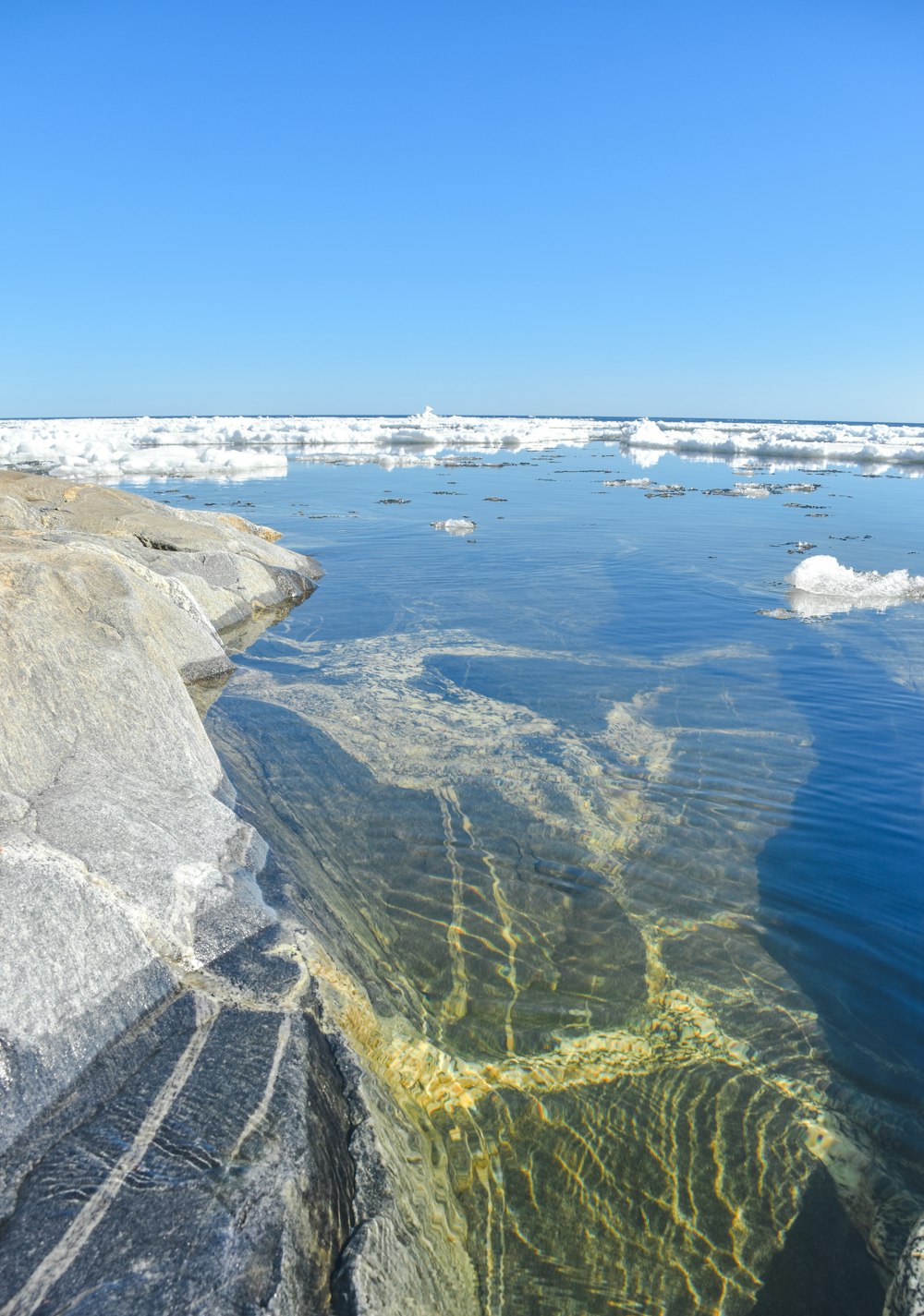 une vue en plein angle d’une rivière