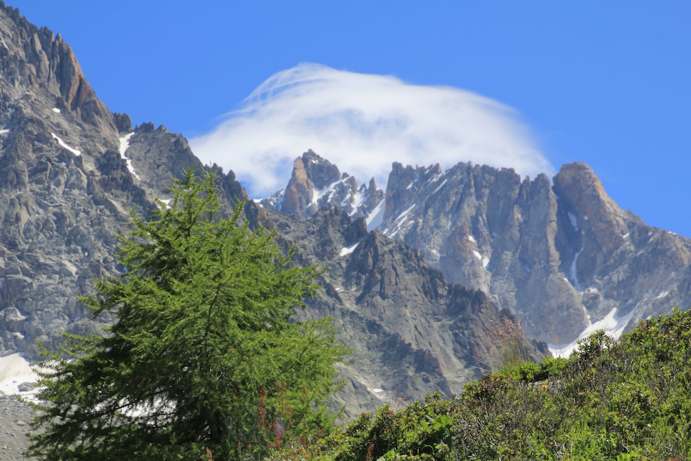 Una montagna con una nuvola nel cielo