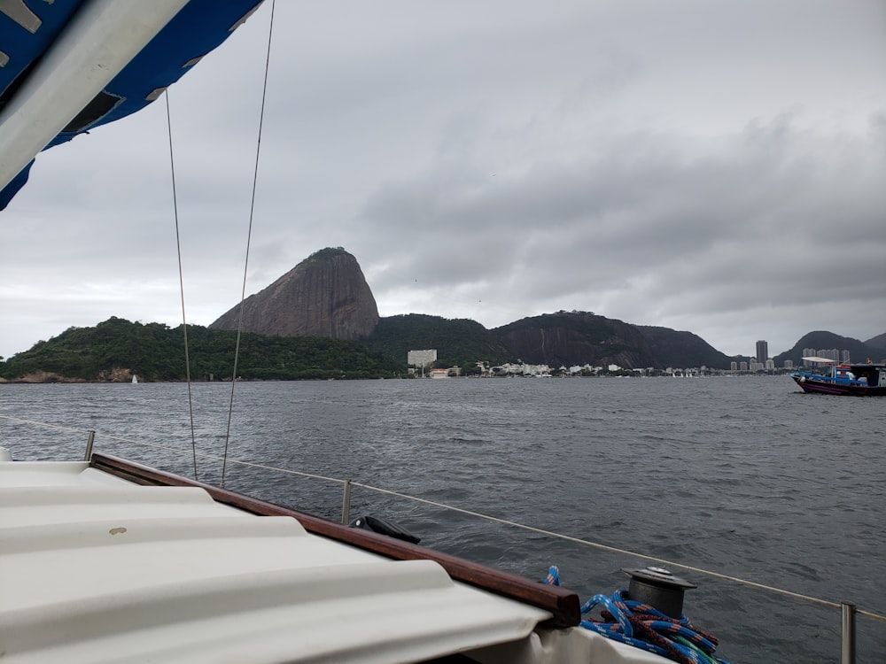 Un barco en el agua