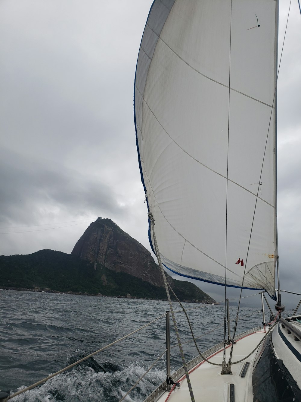 Un velero en el agua