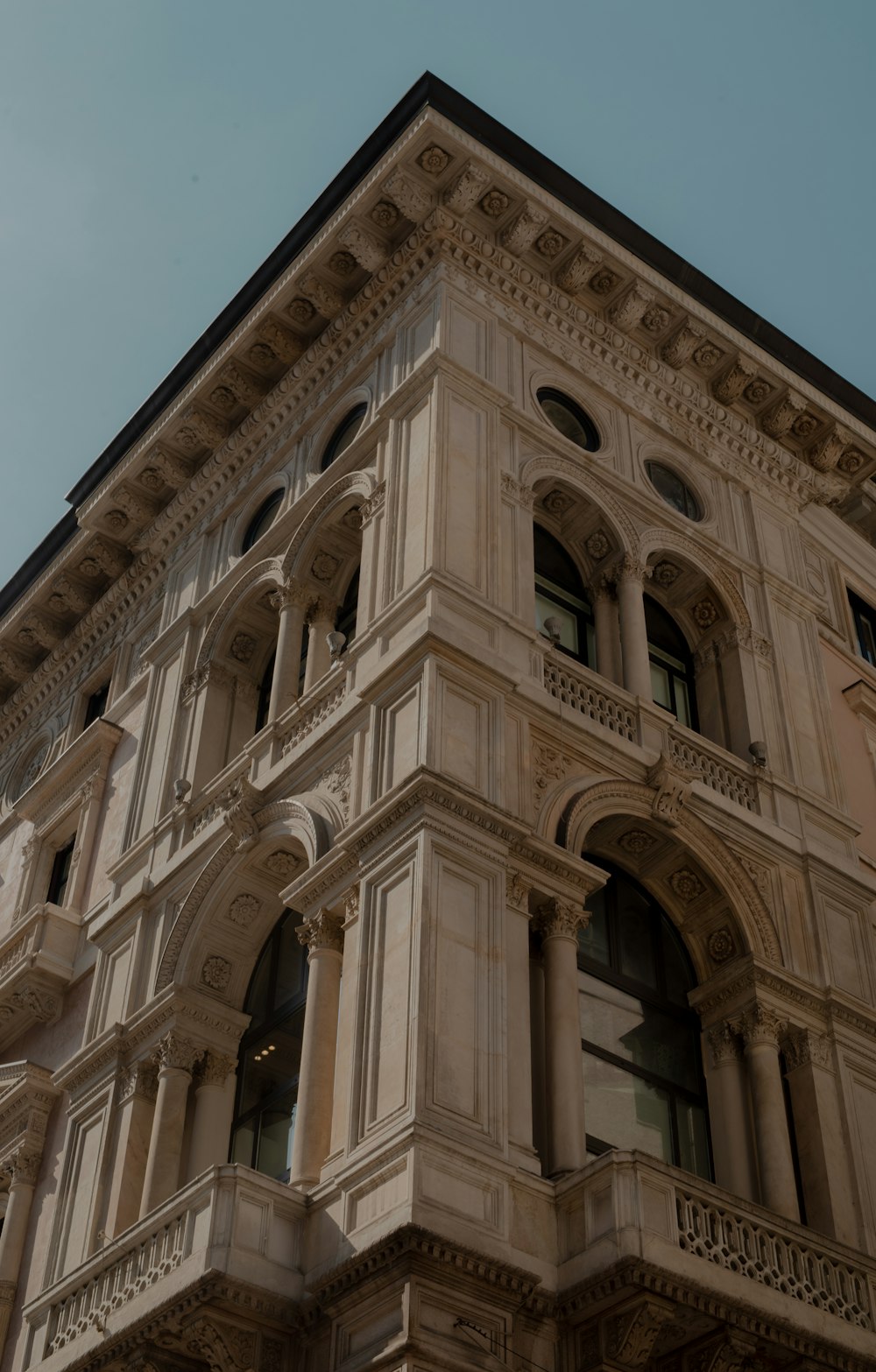 a tall building with many arches