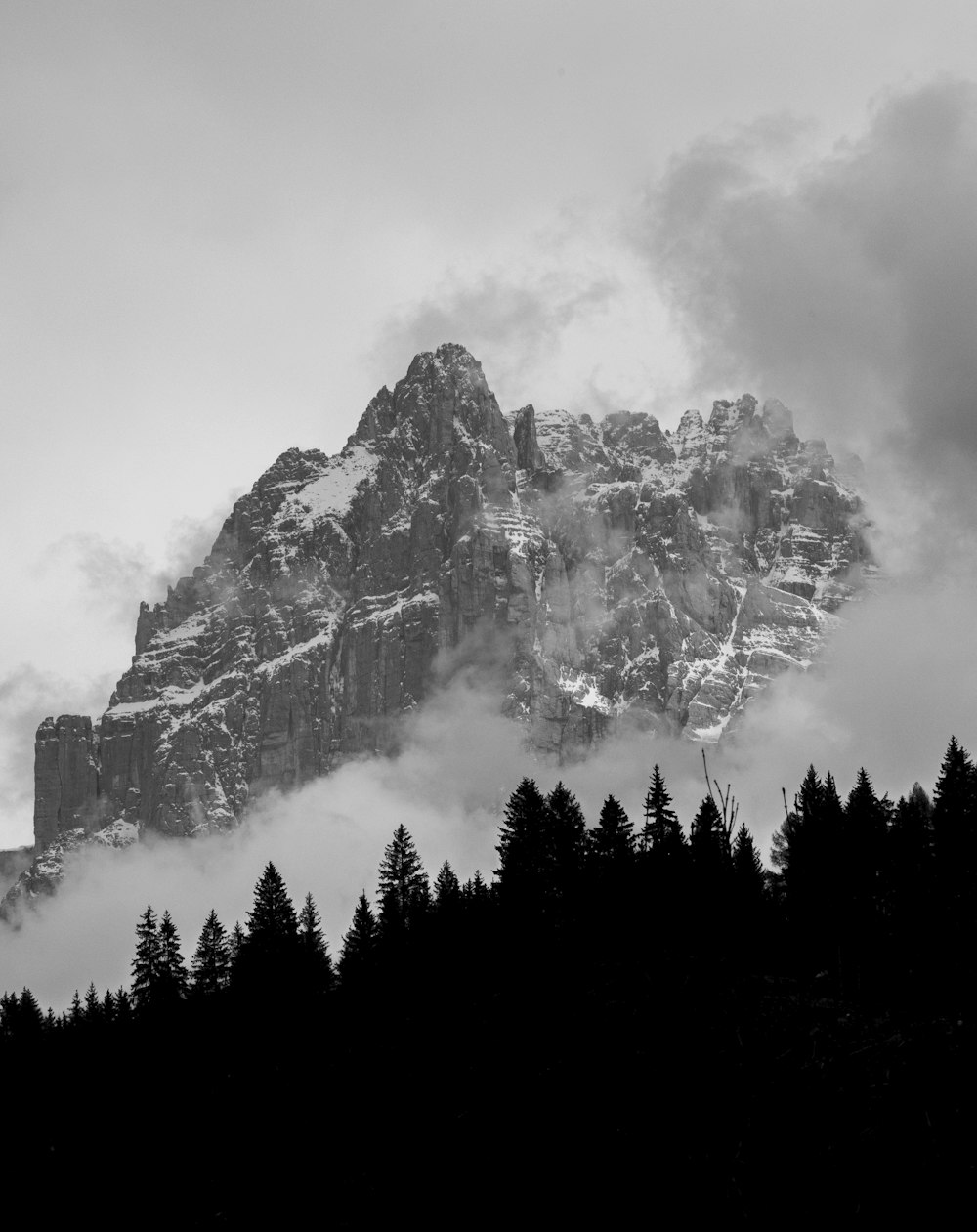 une montagne entourée de nuages