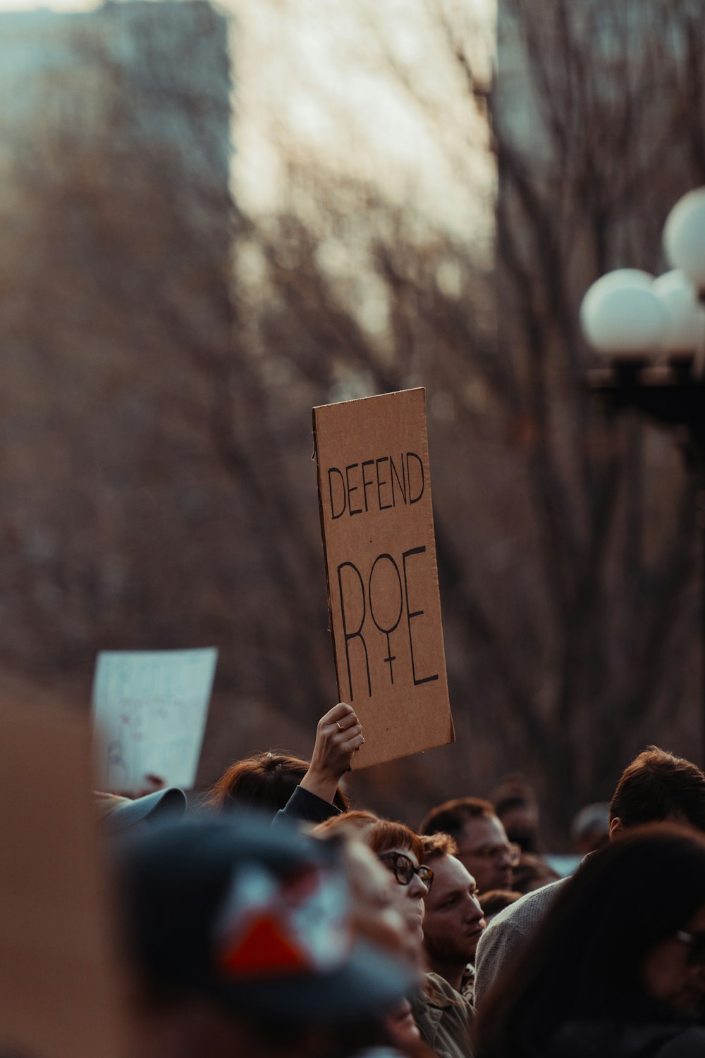 eine Person, die ein Schild hält