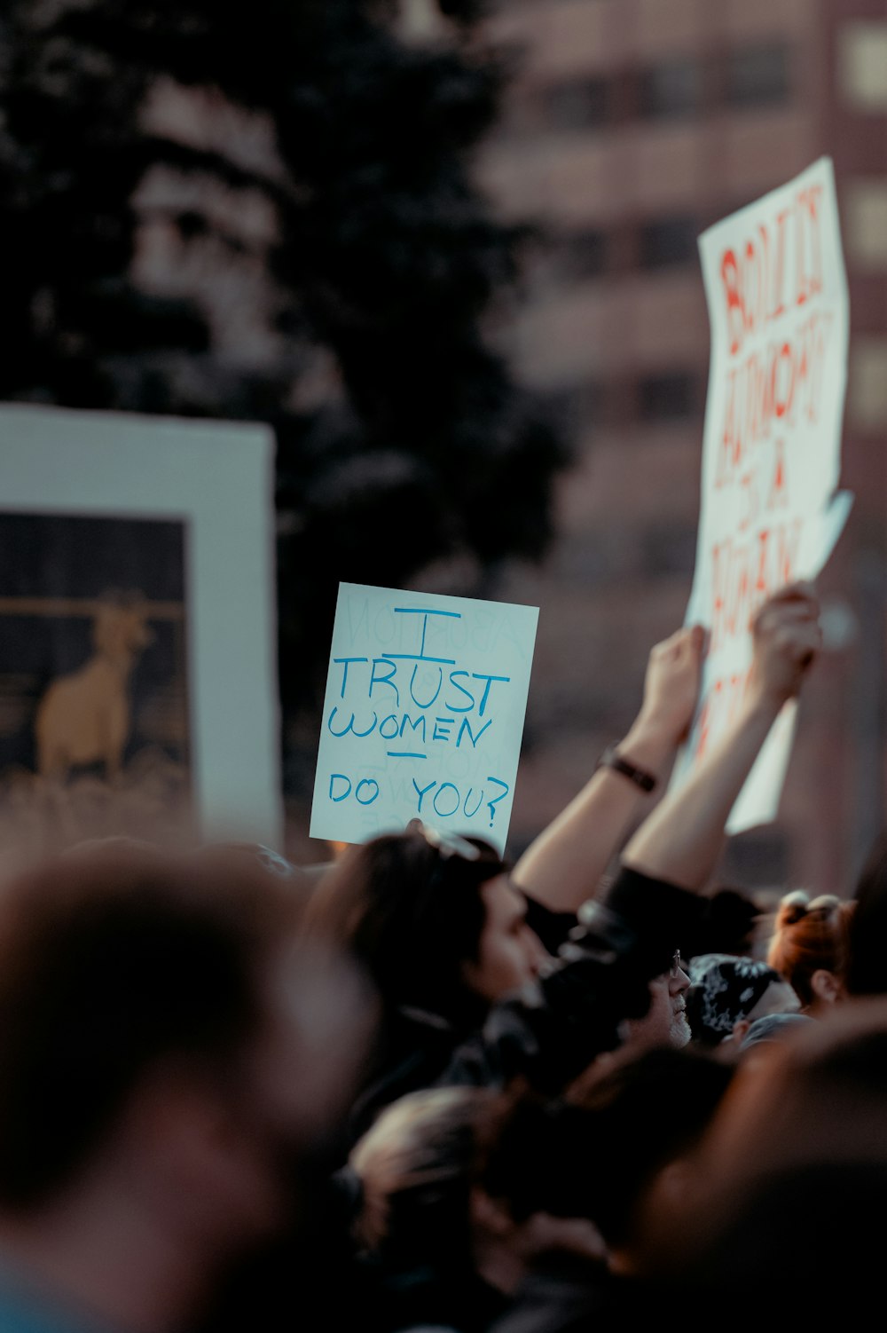 eine Person, die ein Schild hält