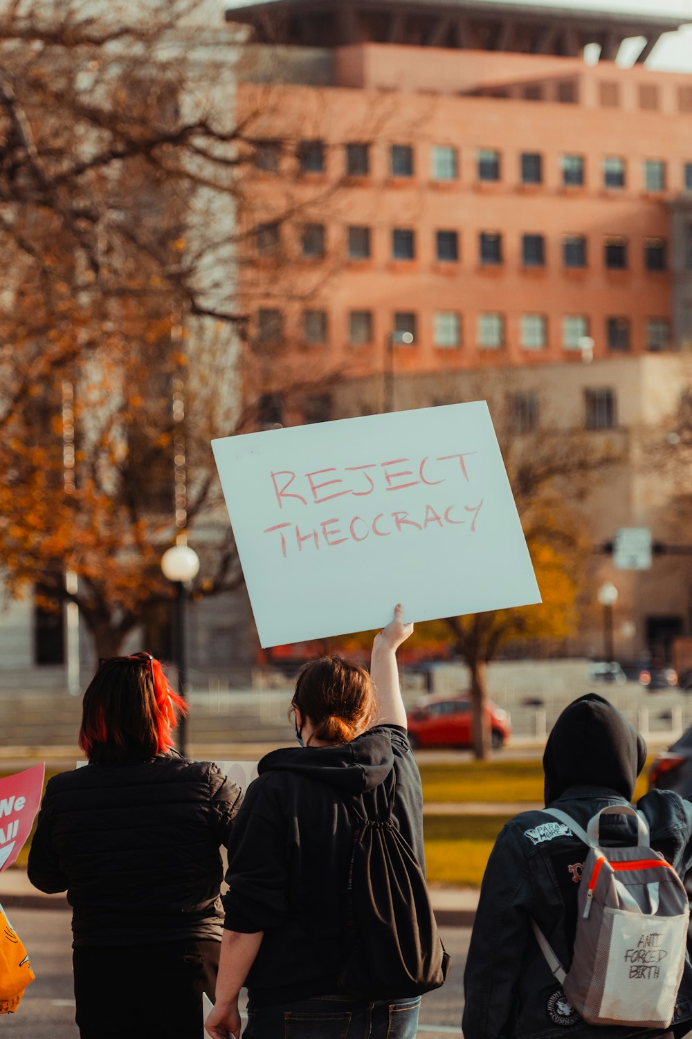 eine Gruppe von Menschen, die ein Schild halten