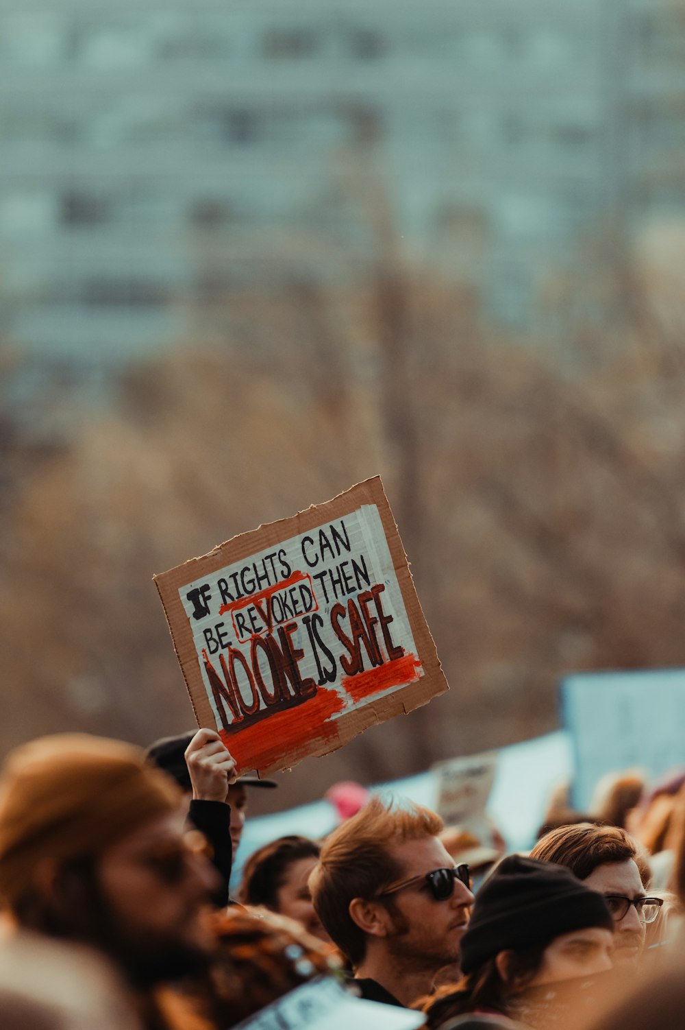 une personne tenant une pancarte