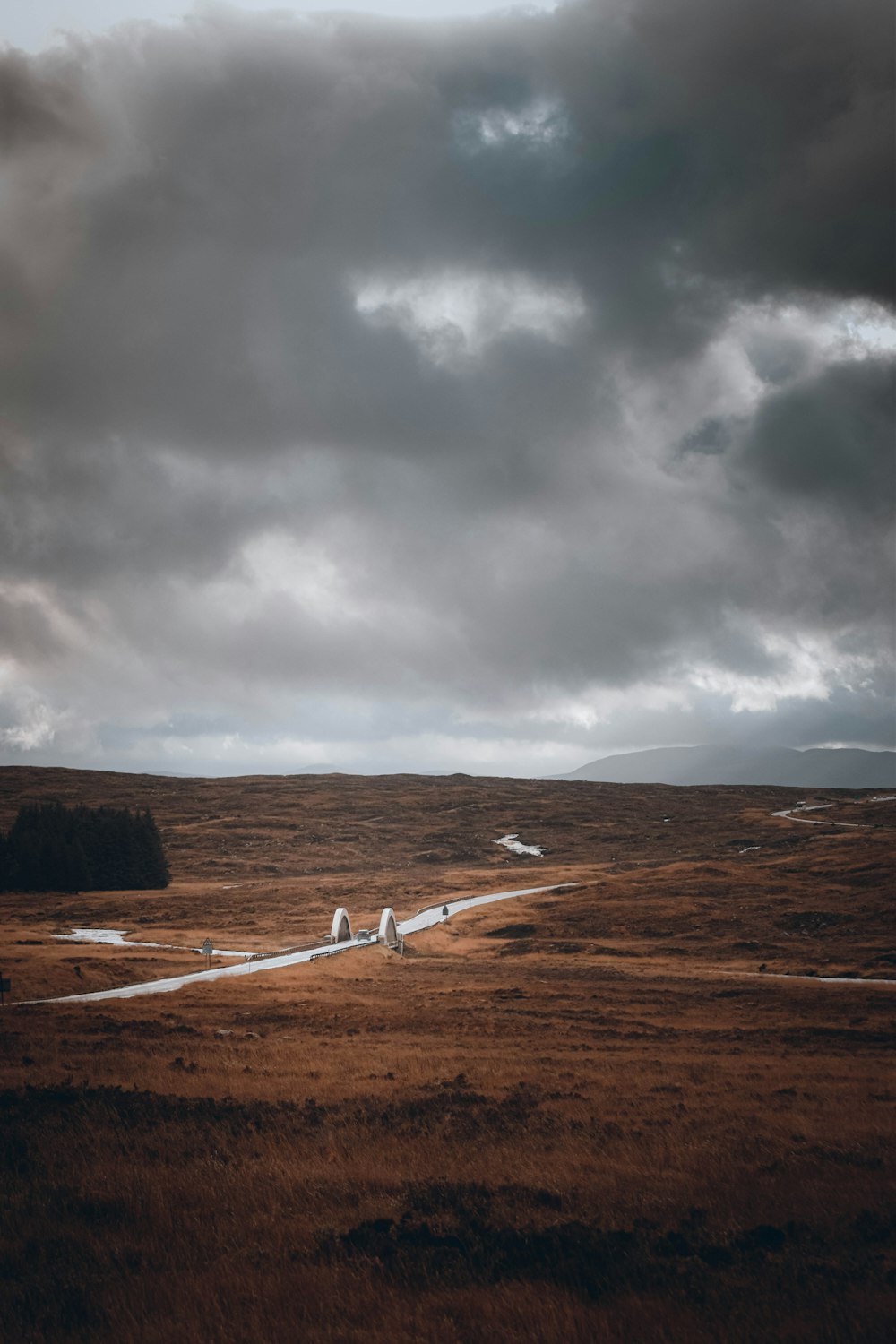 Eine Landschaft mit einer Straße und Wolken