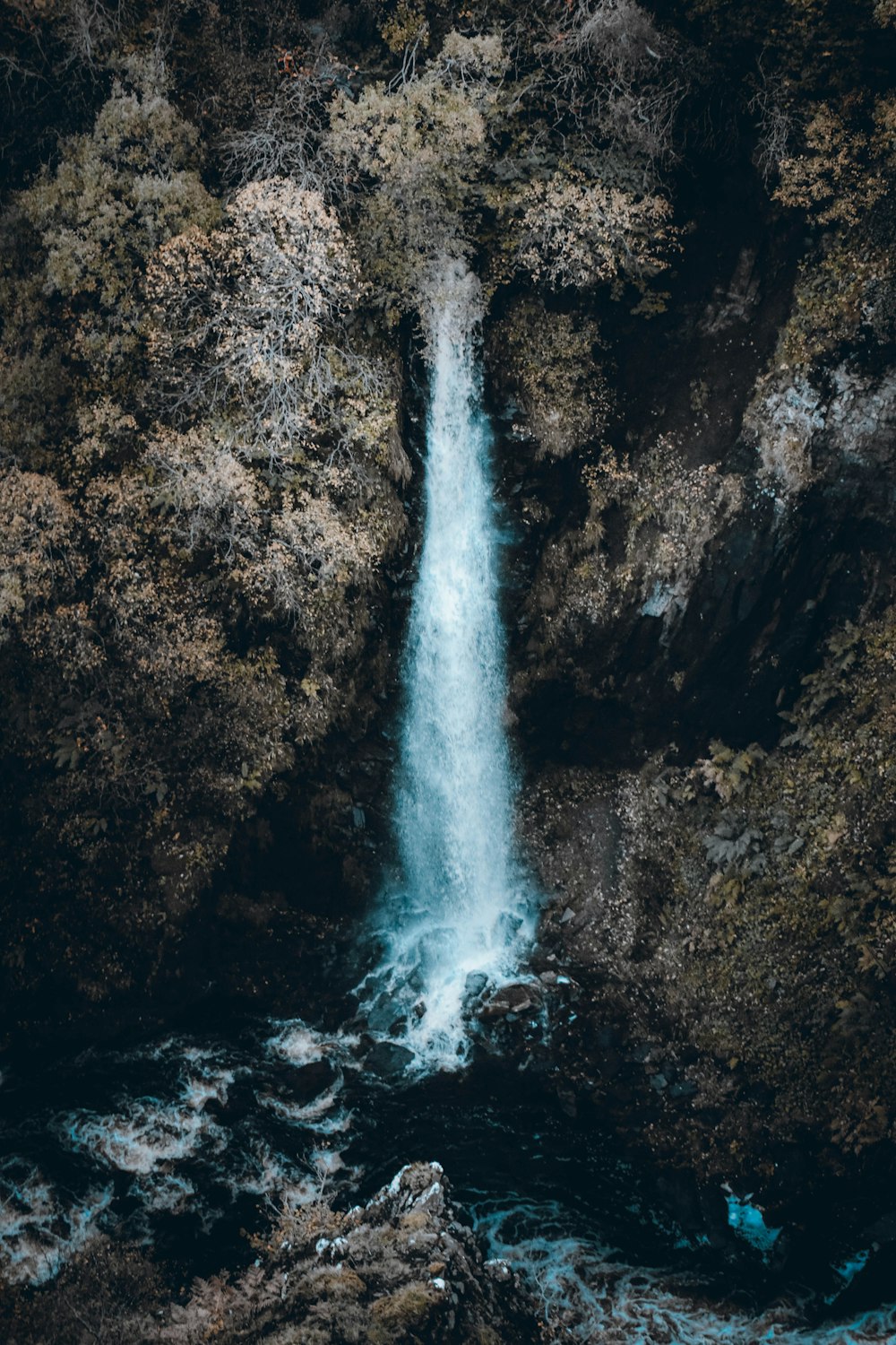 una cascata in un luogo roccioso