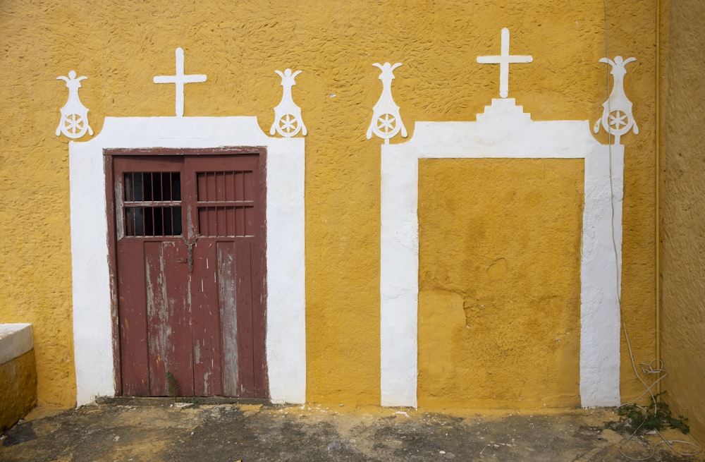 una puerta con cruces