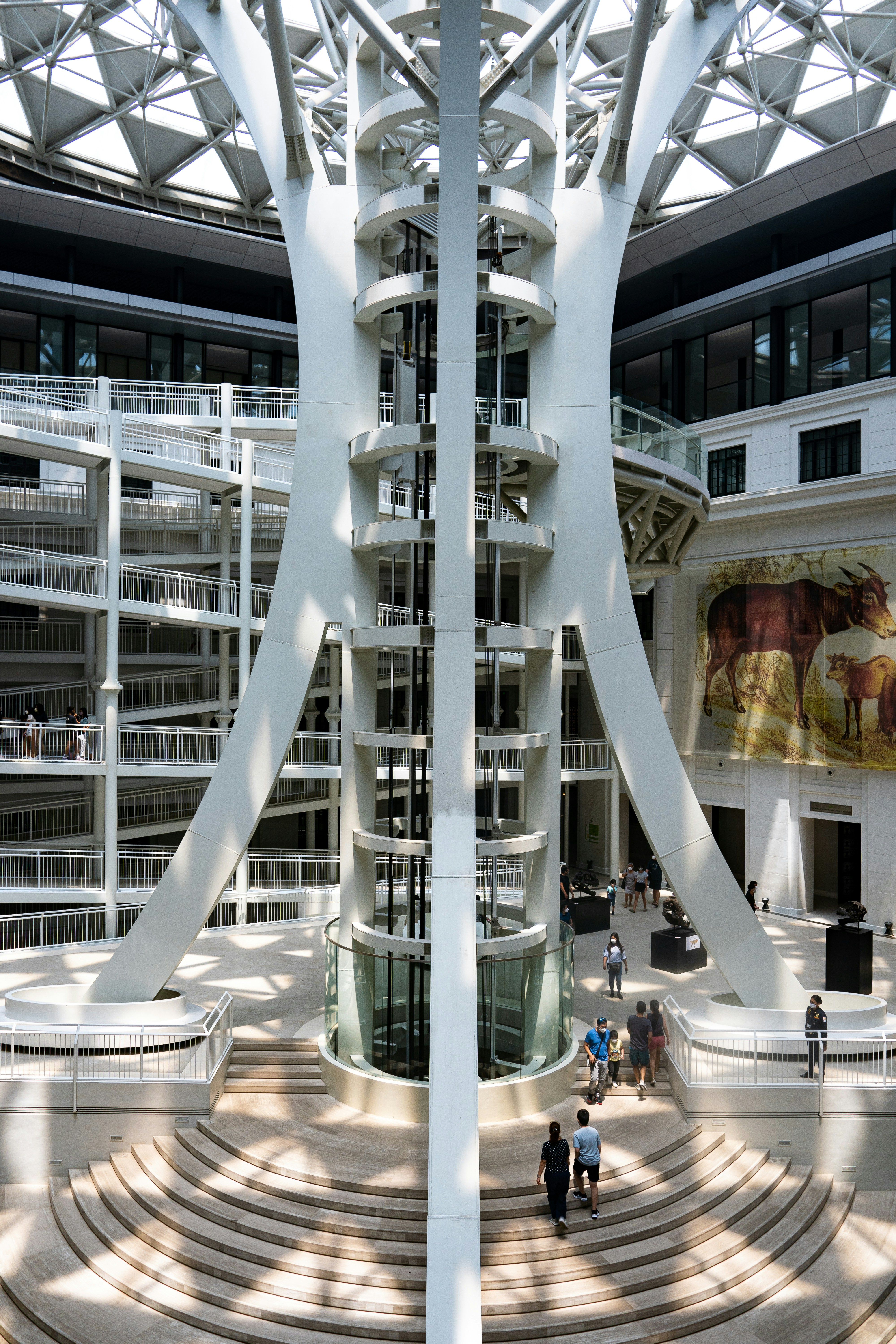 un grand bâtiment blanc avec une grande sculpture blanche au milieu