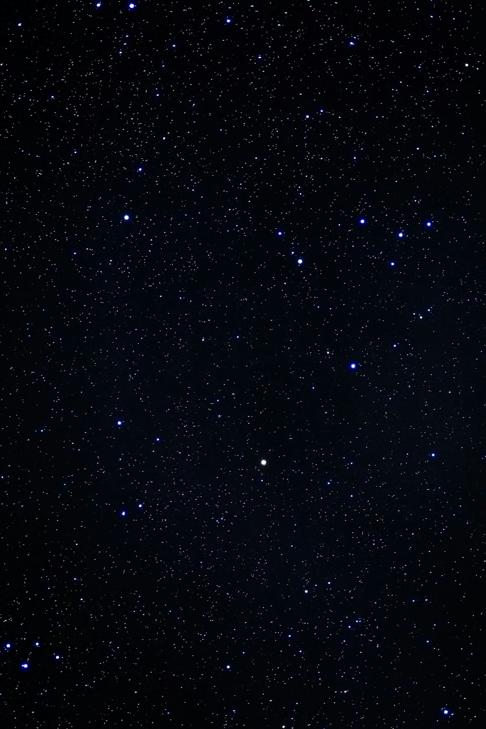 ein sternenklarer Nachthimmel mit der Galerie Arcturus im Hintergrund