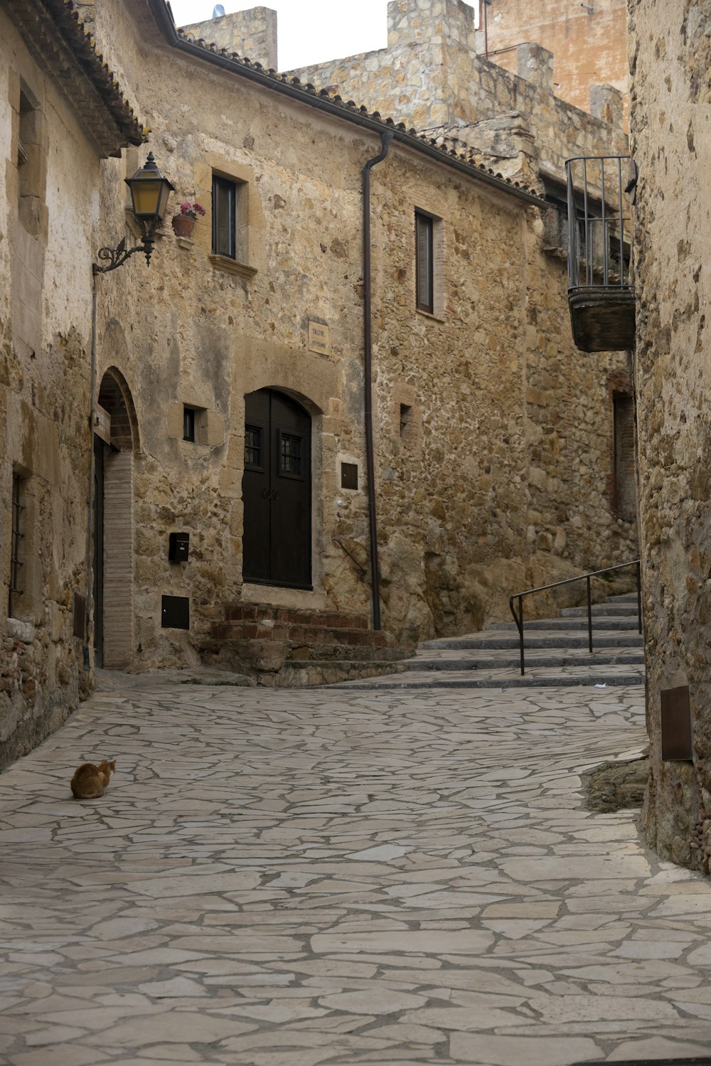 un edificio in pietra con una passerella in pietra