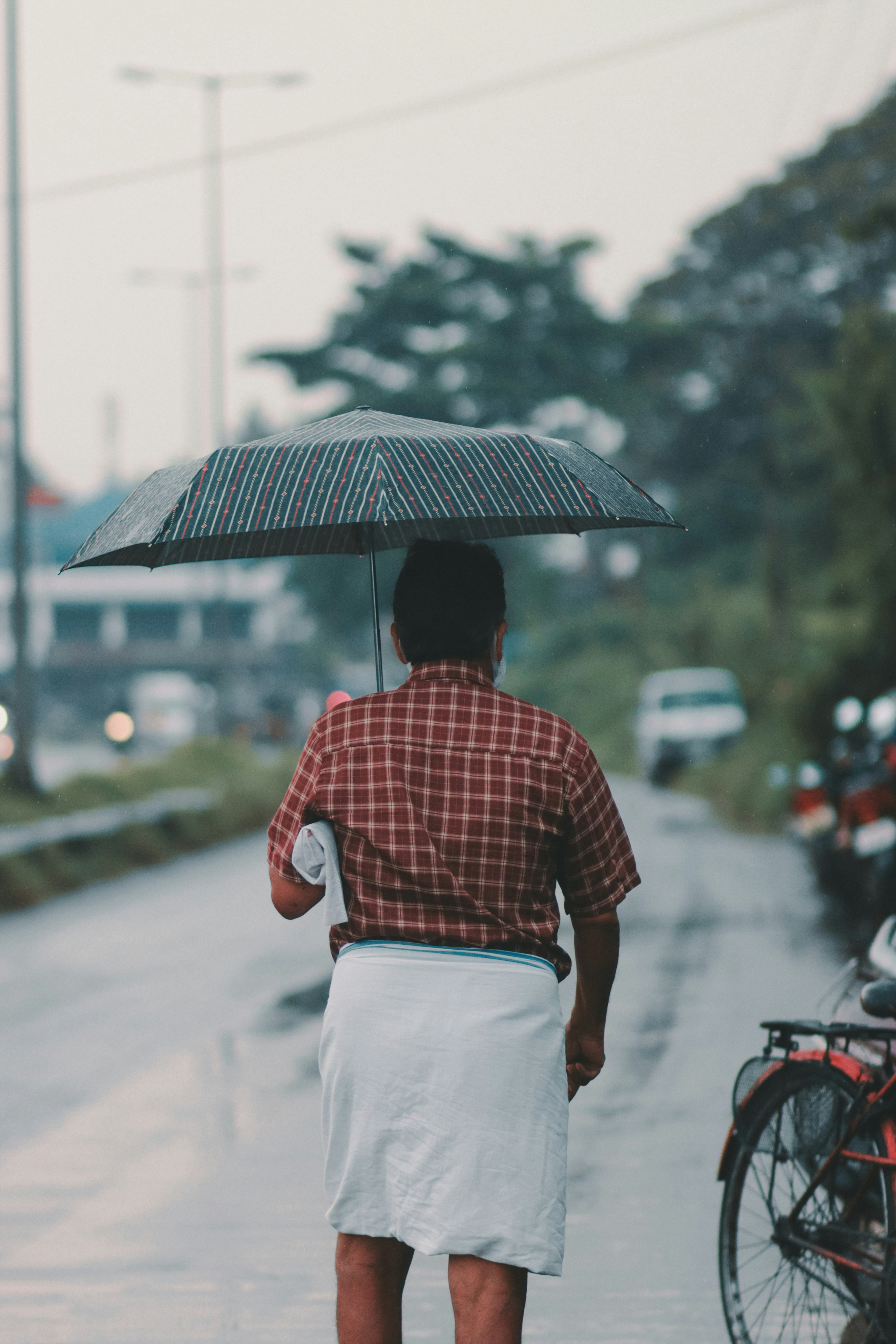 eine Person, die mit einem Regenschirm geht