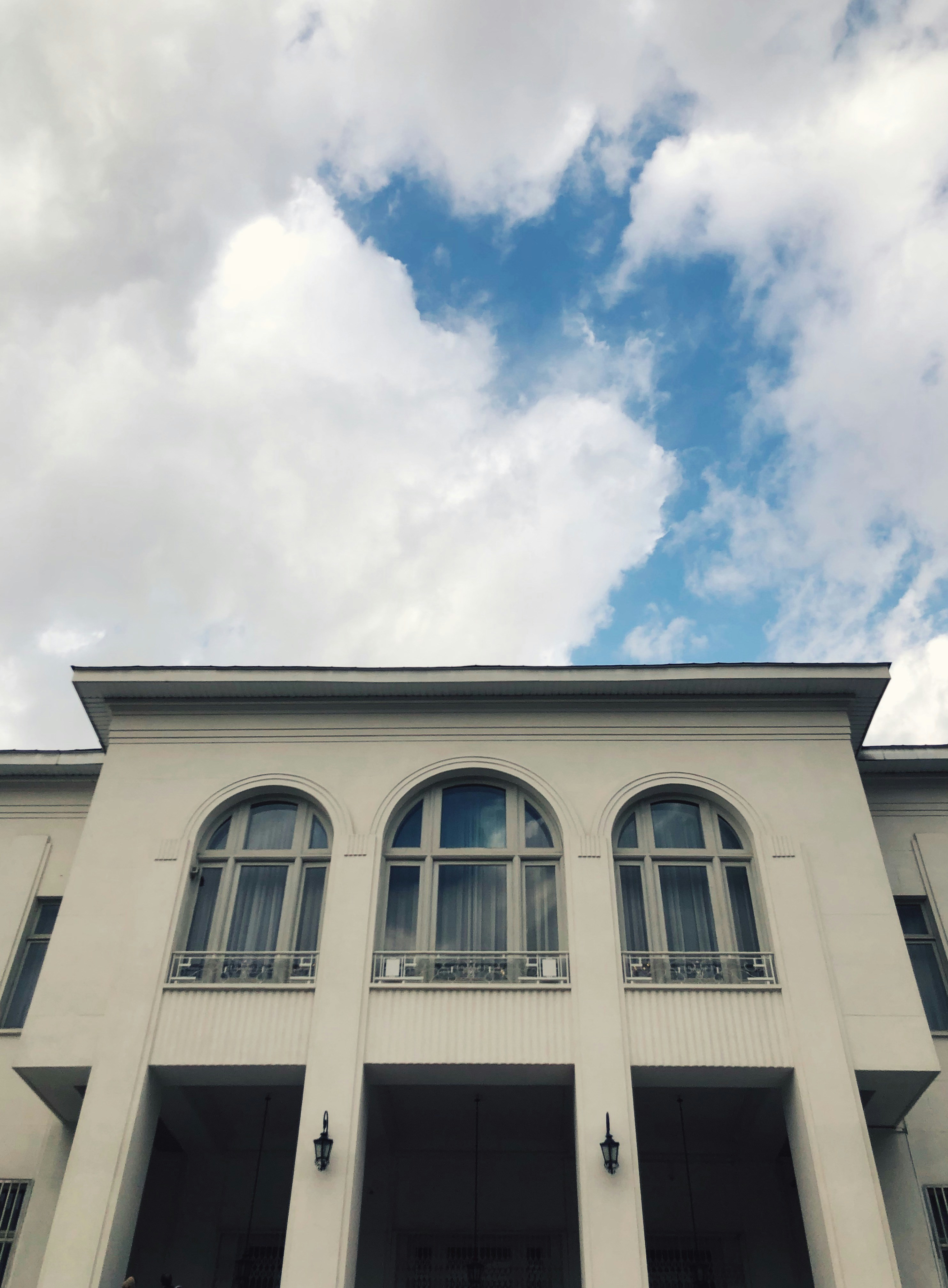Un edificio bianco con un cielo nuvoloso