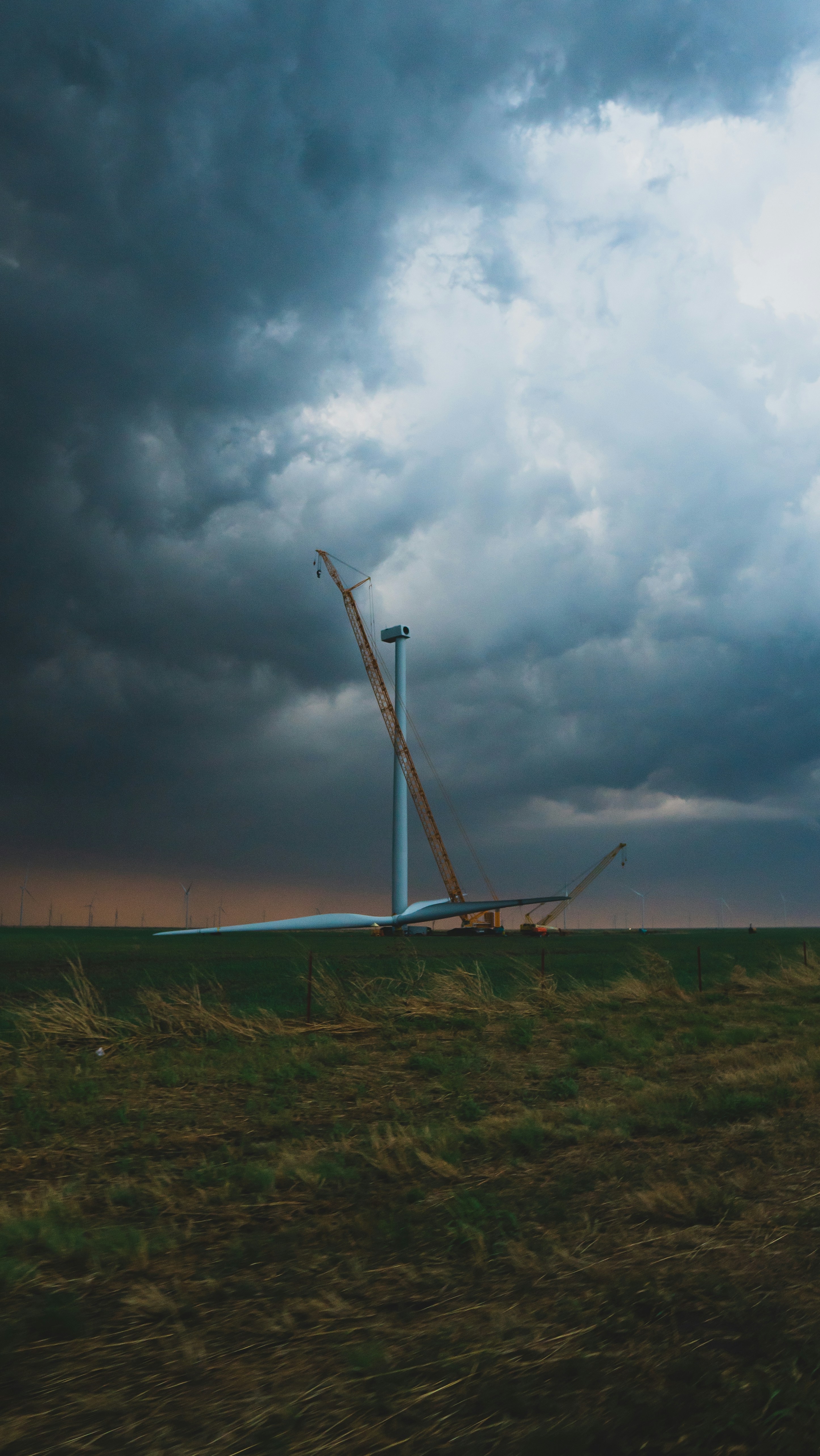 Eine Windmühle auf einem Feld