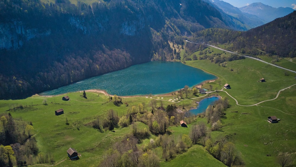 Ein See umgeben von Bergen