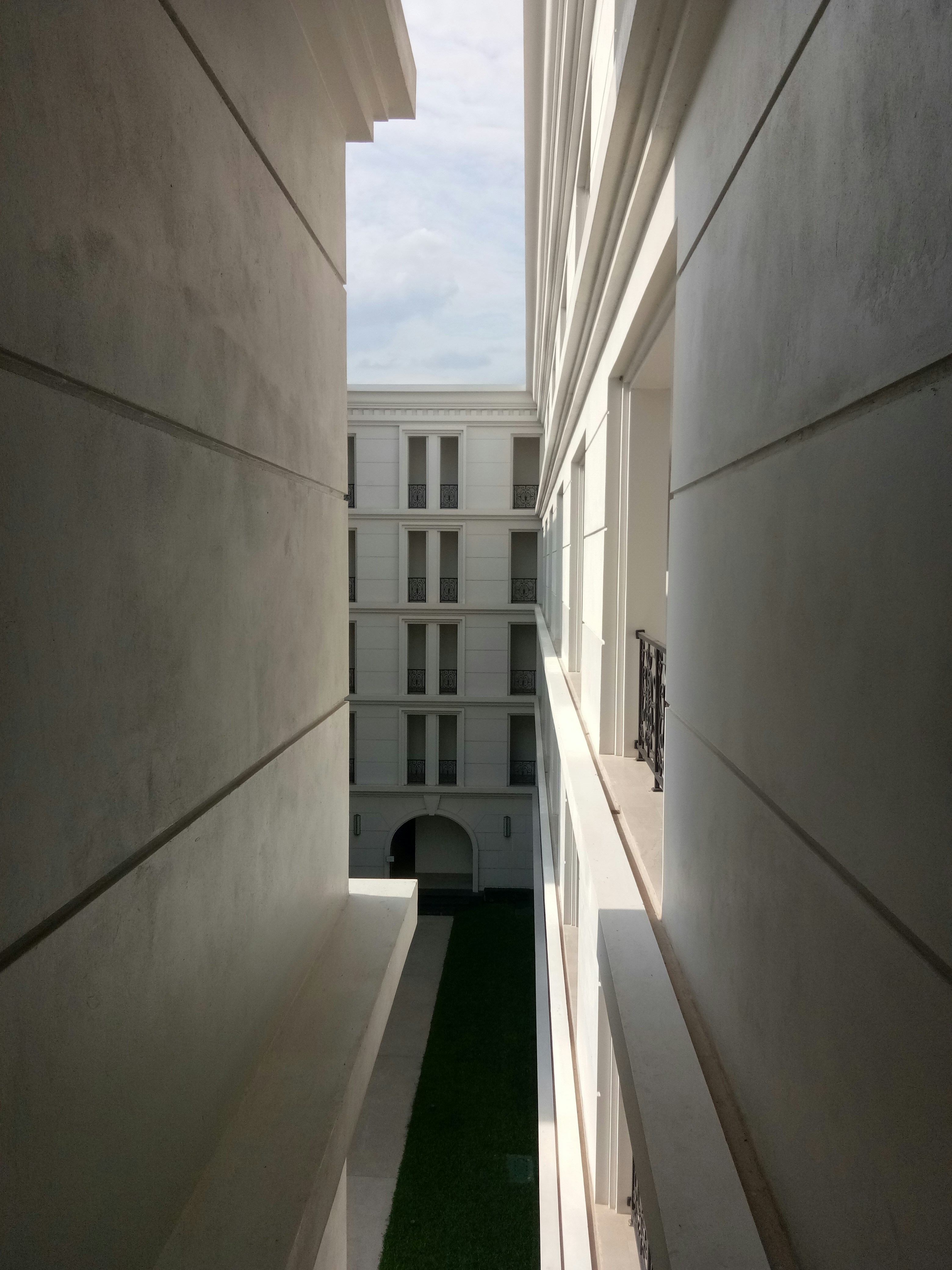 una pasarela entre dos edificios