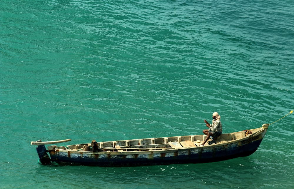 eine Person auf einem Boot