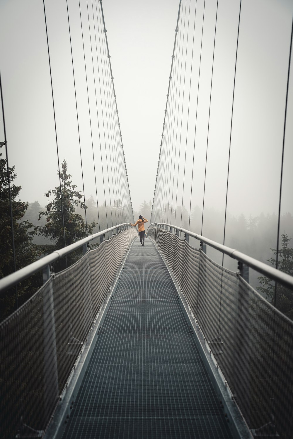 une personne marchant sur un pont