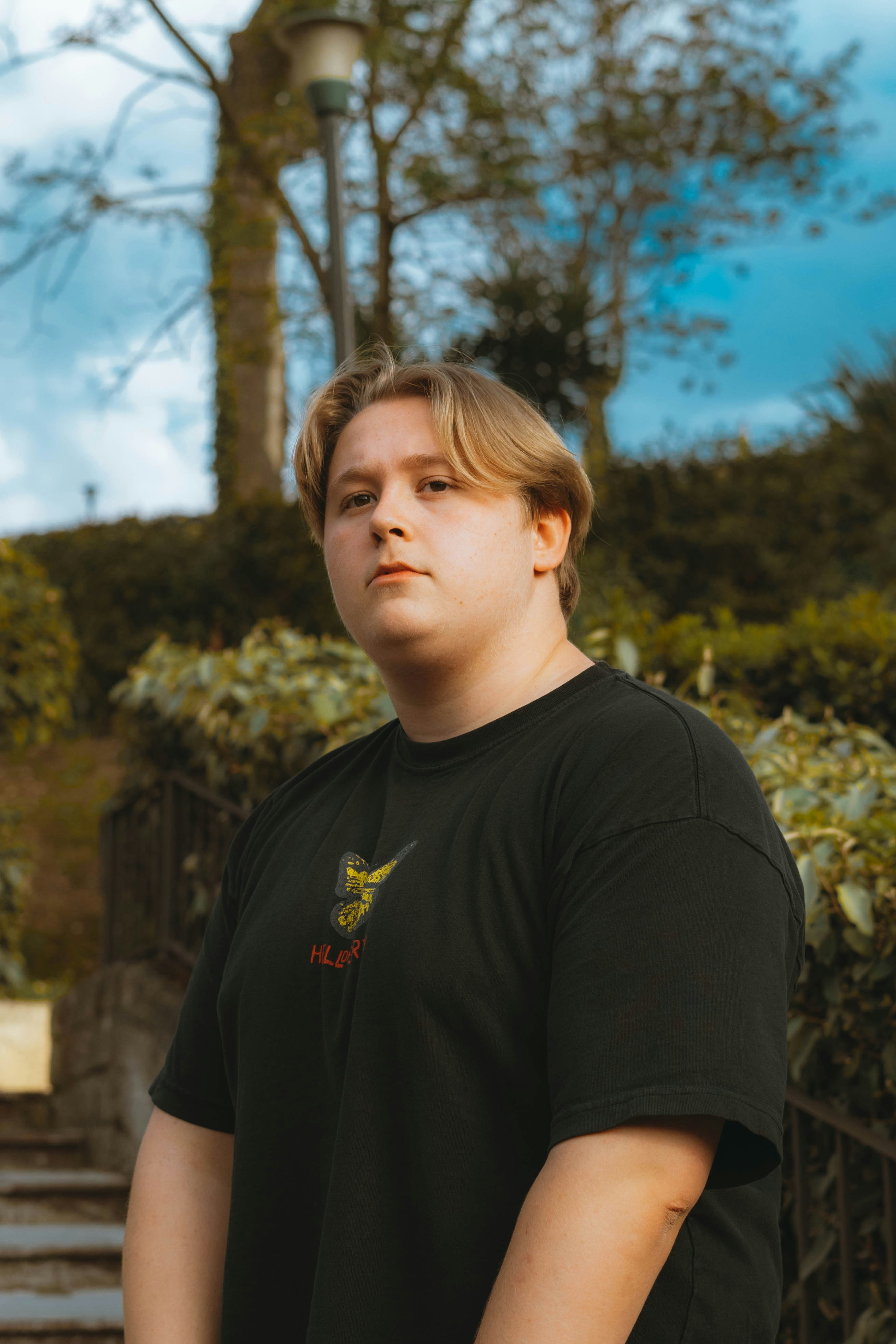 Ein Mann steht draußen