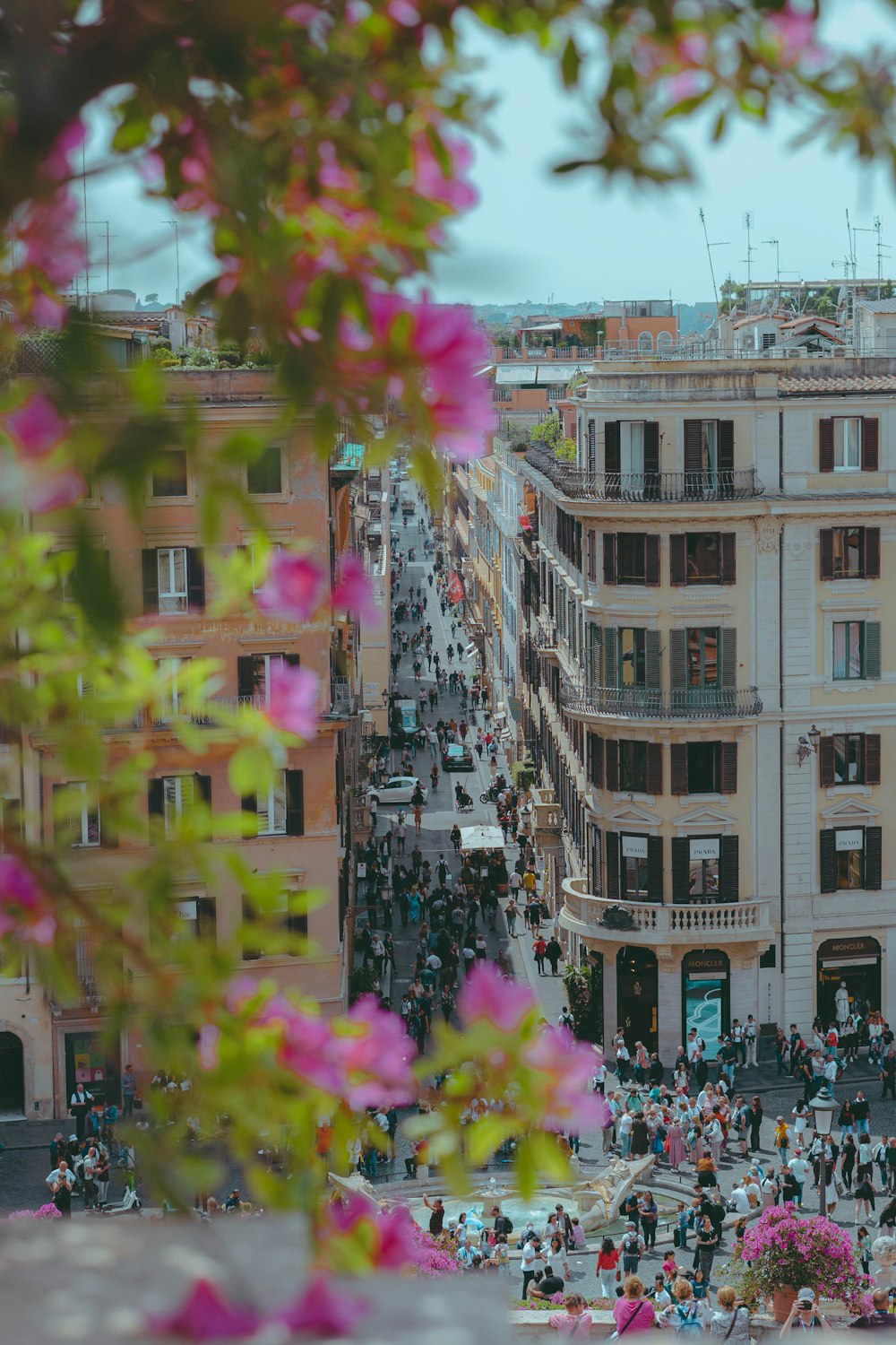 a crowd of people in front of a building