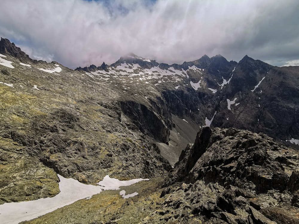 Une montagne enneigée