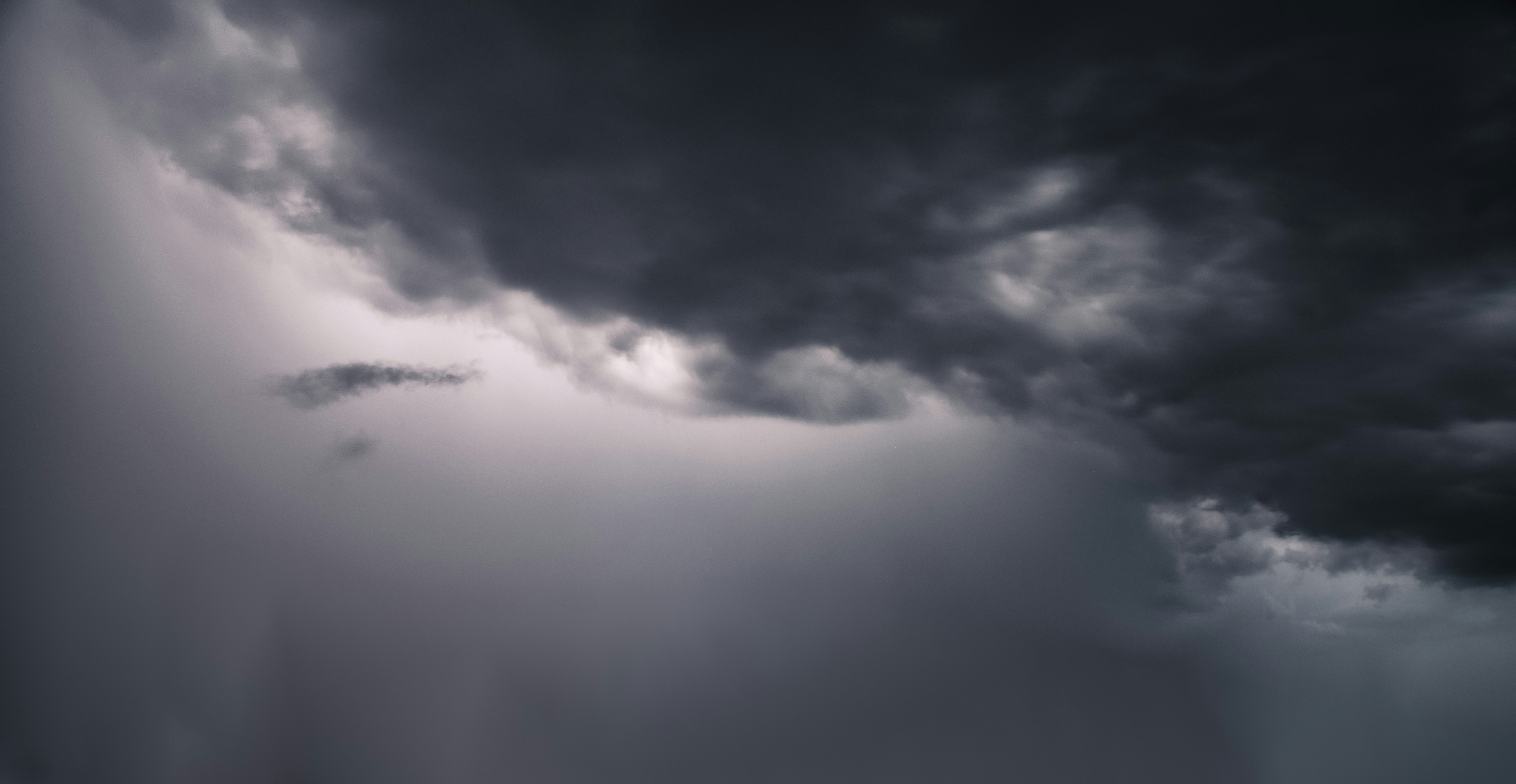 暗い曇り空