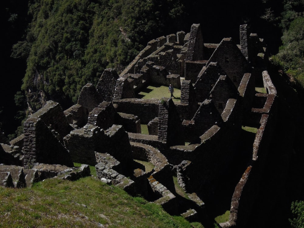 um edifício de pedra com uma grande escadaria