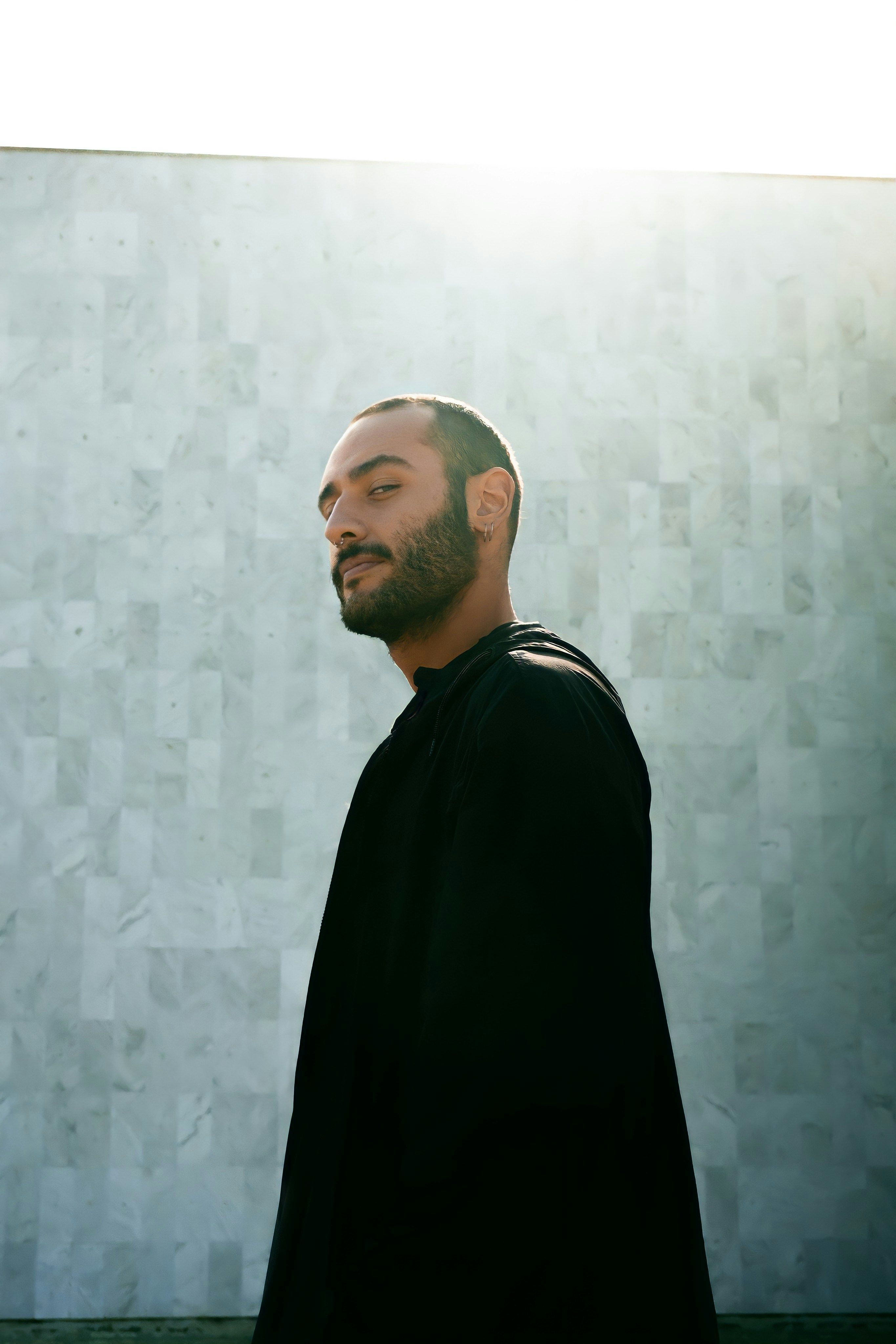 검은 옷을 입은 남자