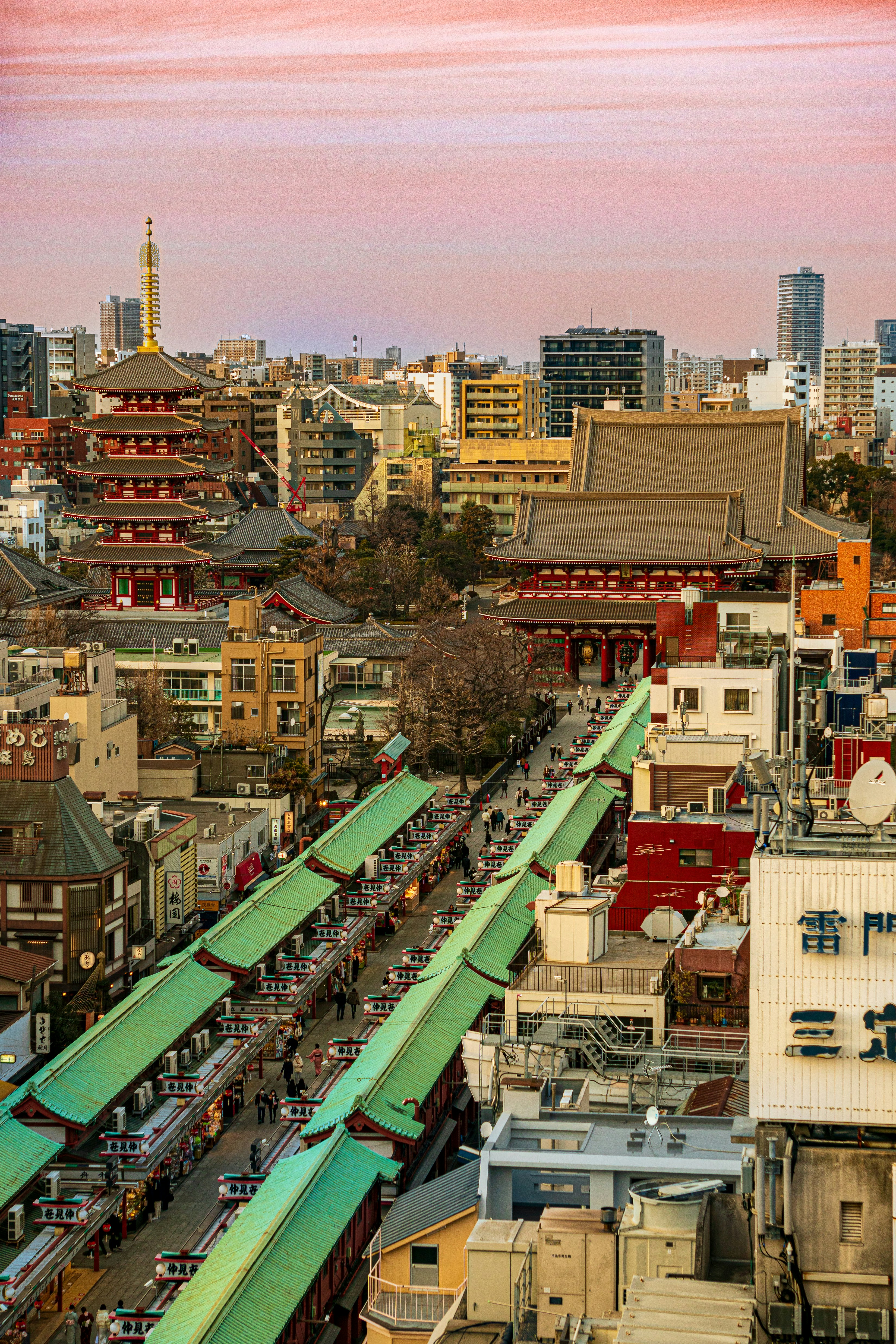 uma cidade com muitos edifícios