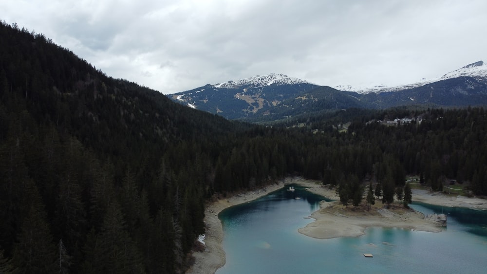 um lago cercado por montanhas