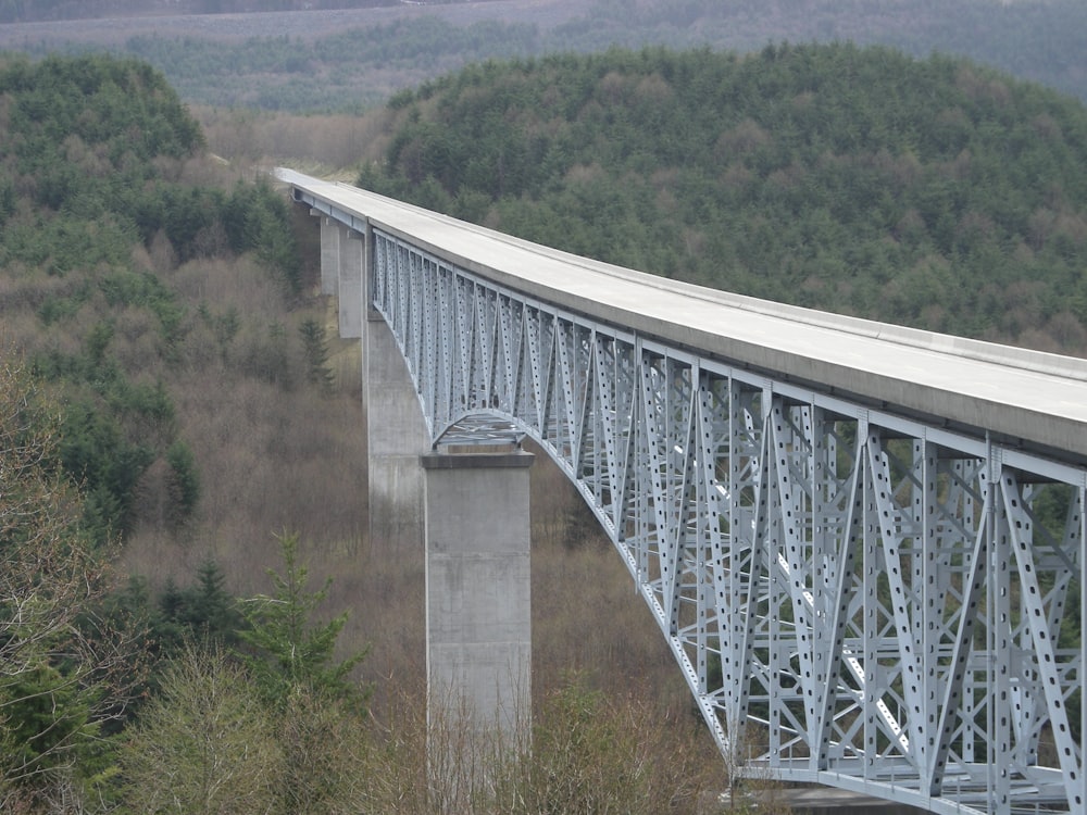 un pont au-dessus d’une rivière