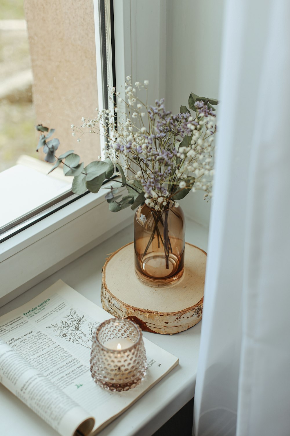 um vaso com flores brancas