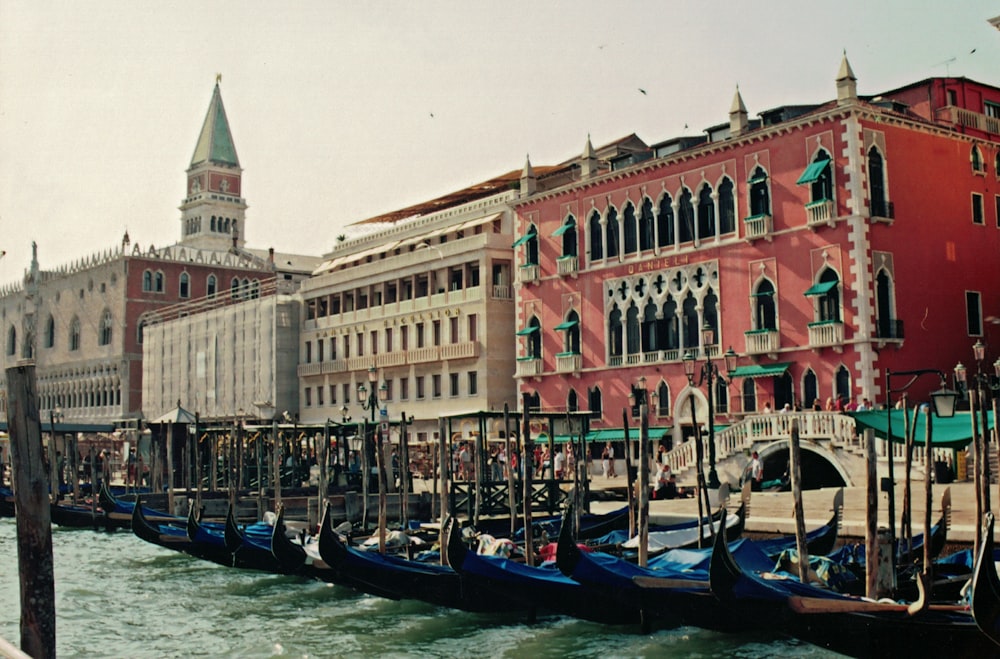 un canal con barcos y edificios a su alrededor