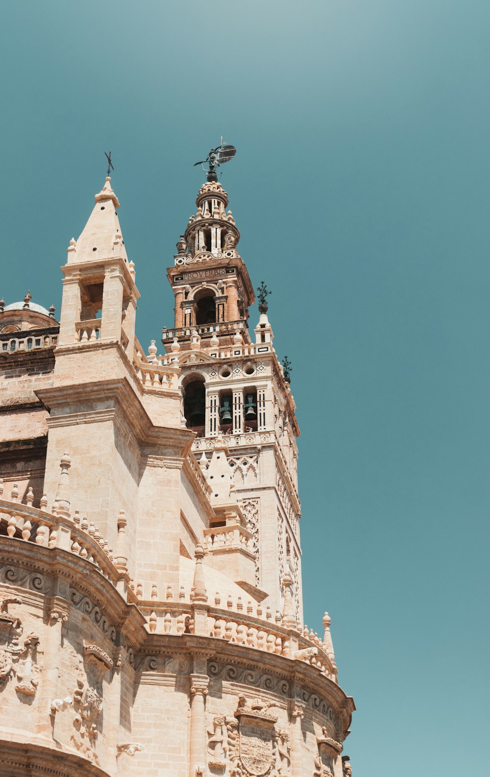 um grande edifício com uma torre do relógio