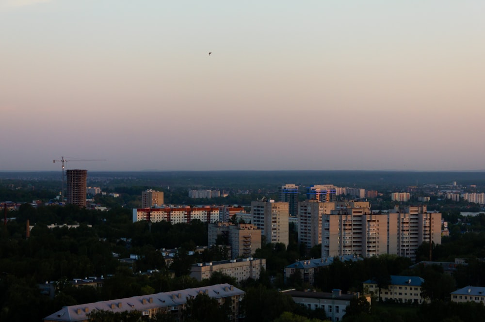 Une ville avec de nombreux bâtiments