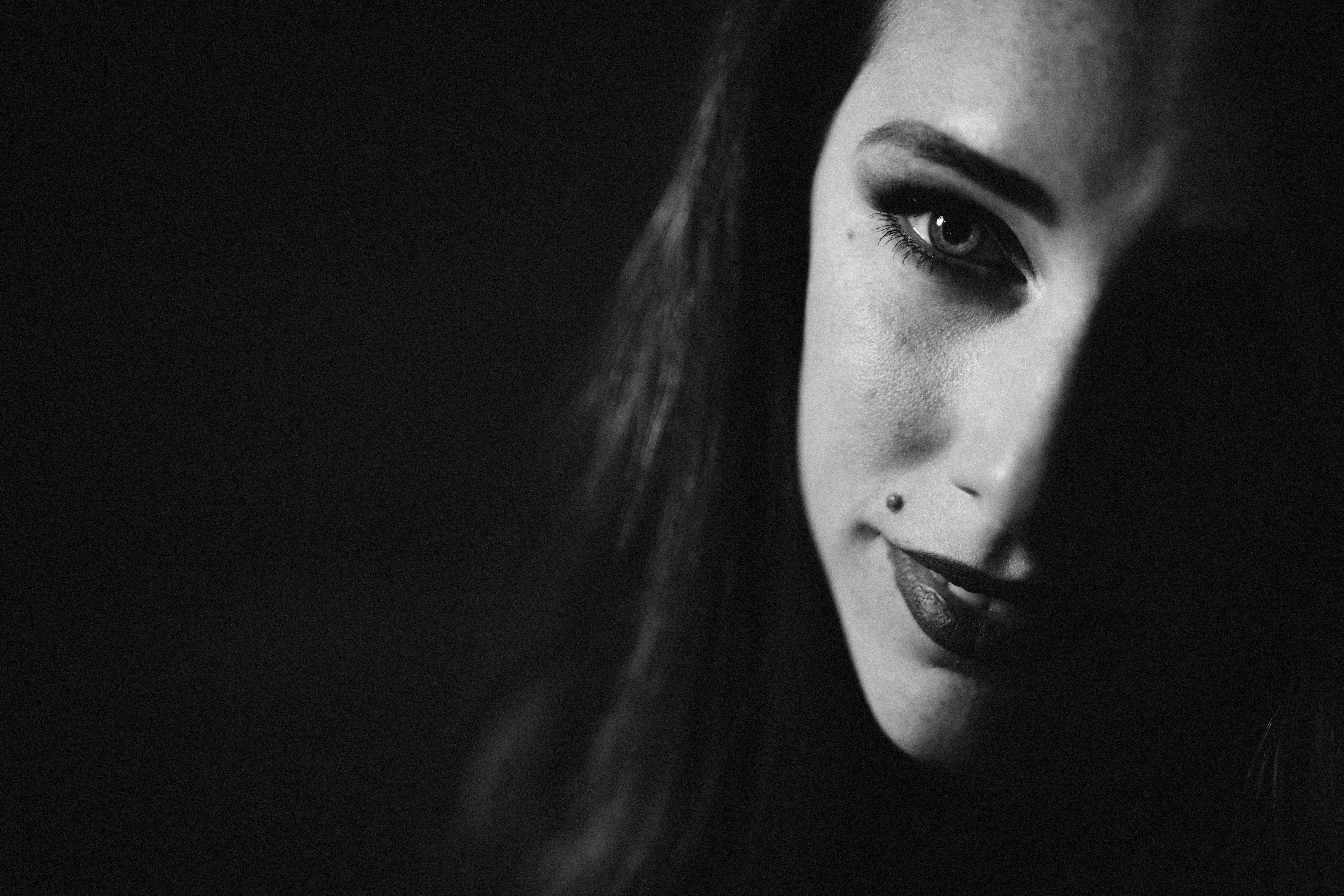 eine Frau mit langen Haaren