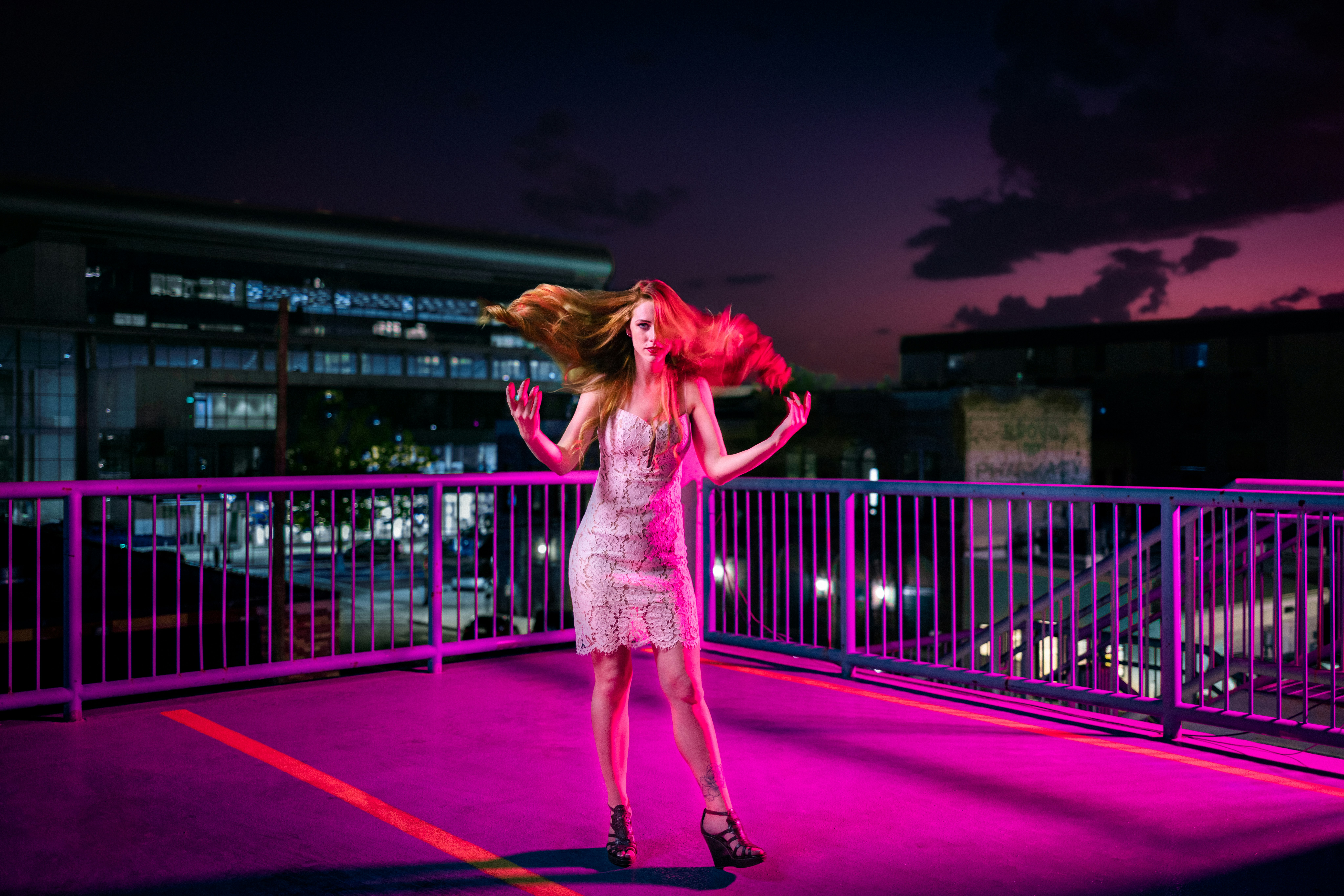 Eine Person in einem Kleid auf einer Bühne mit einem Mikrofon