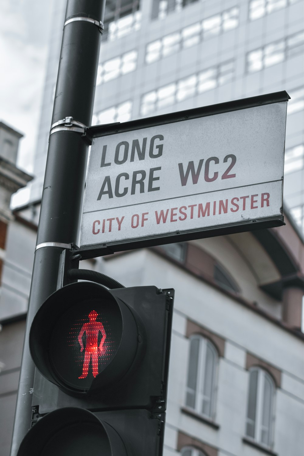 a traffic light with a sign above it