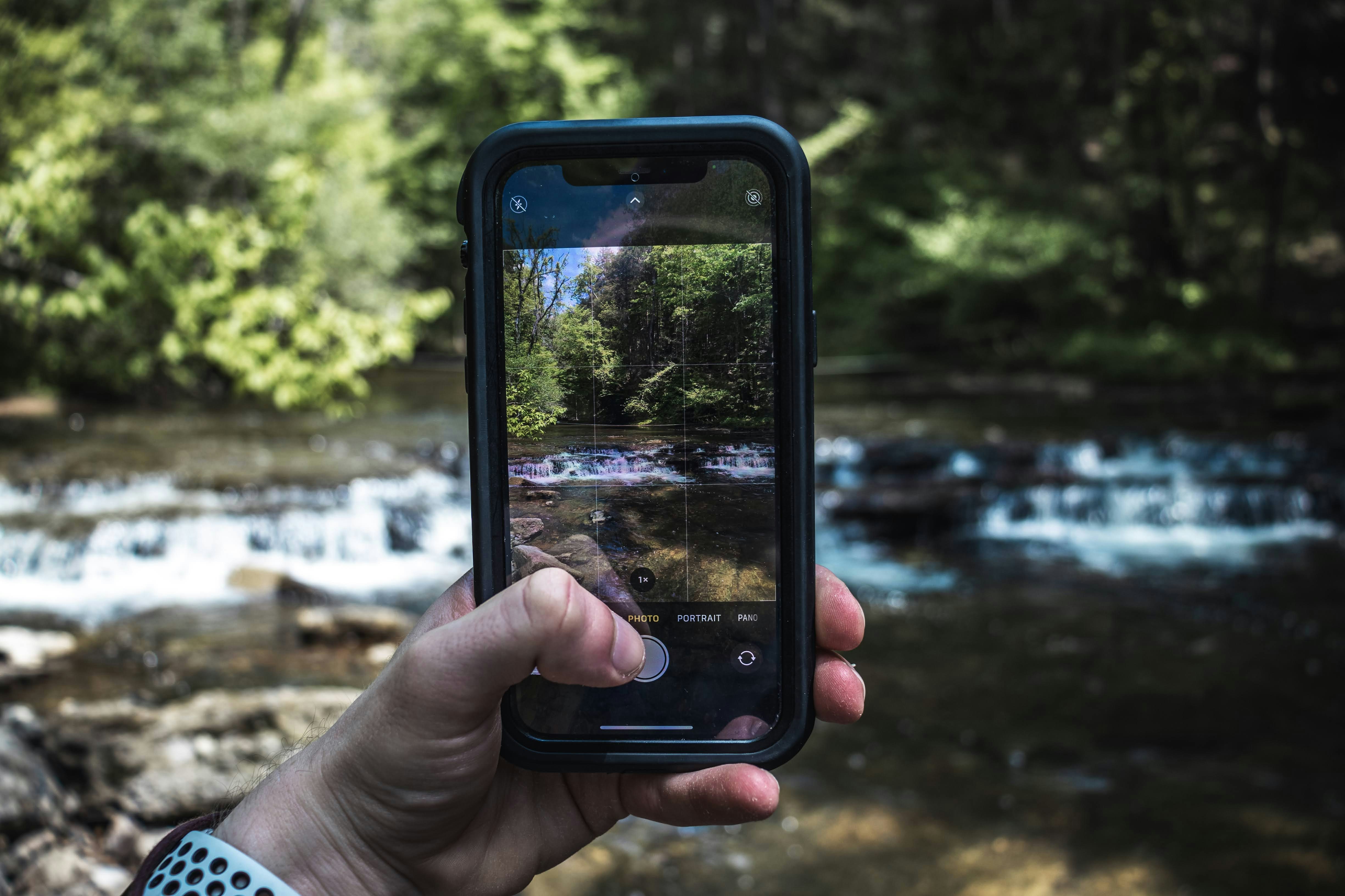 uma pessoa segurando um telefone celular