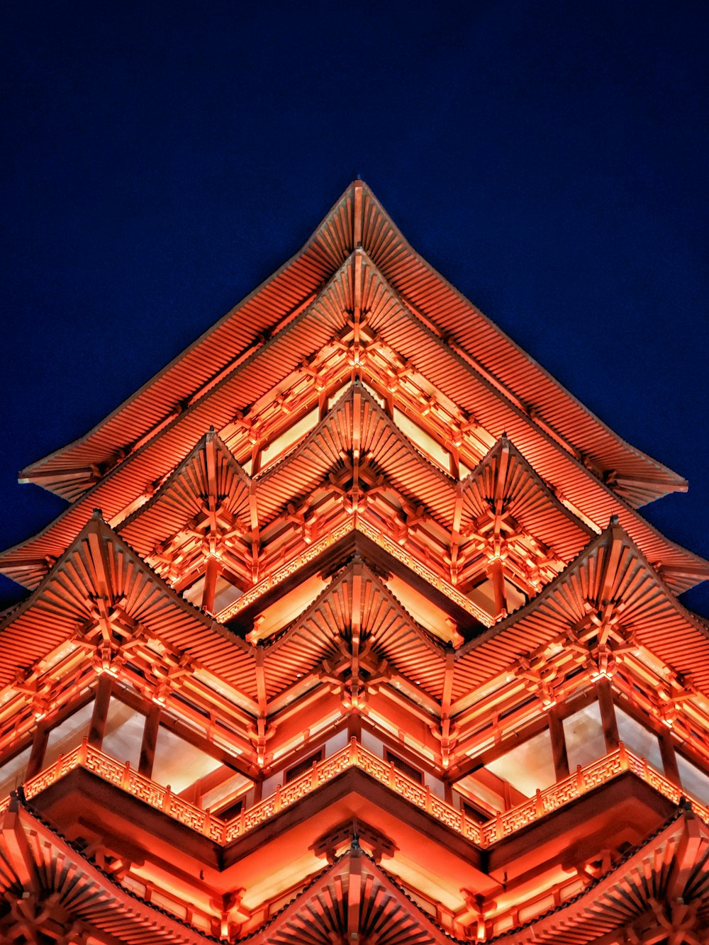 um edifício alto com um telhado vermelho