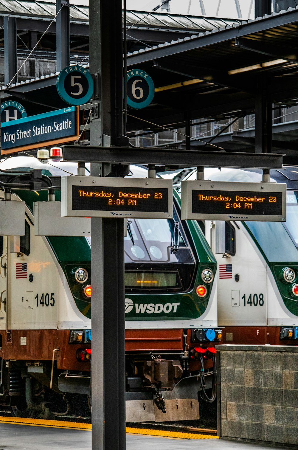 a train at a train station