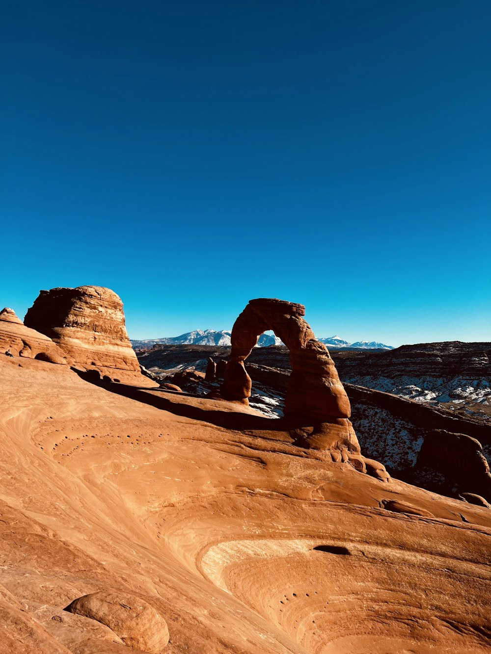 Una gran formación rocosa en el desierto