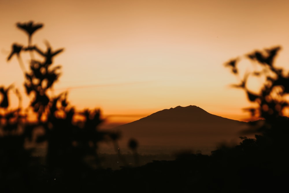 una silhouette di una montagna e un tramonto