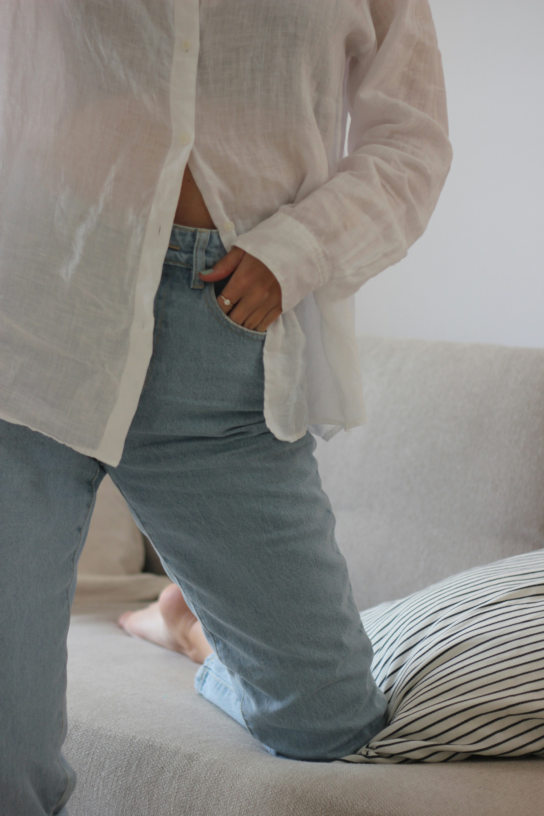 人の足と人のズボン