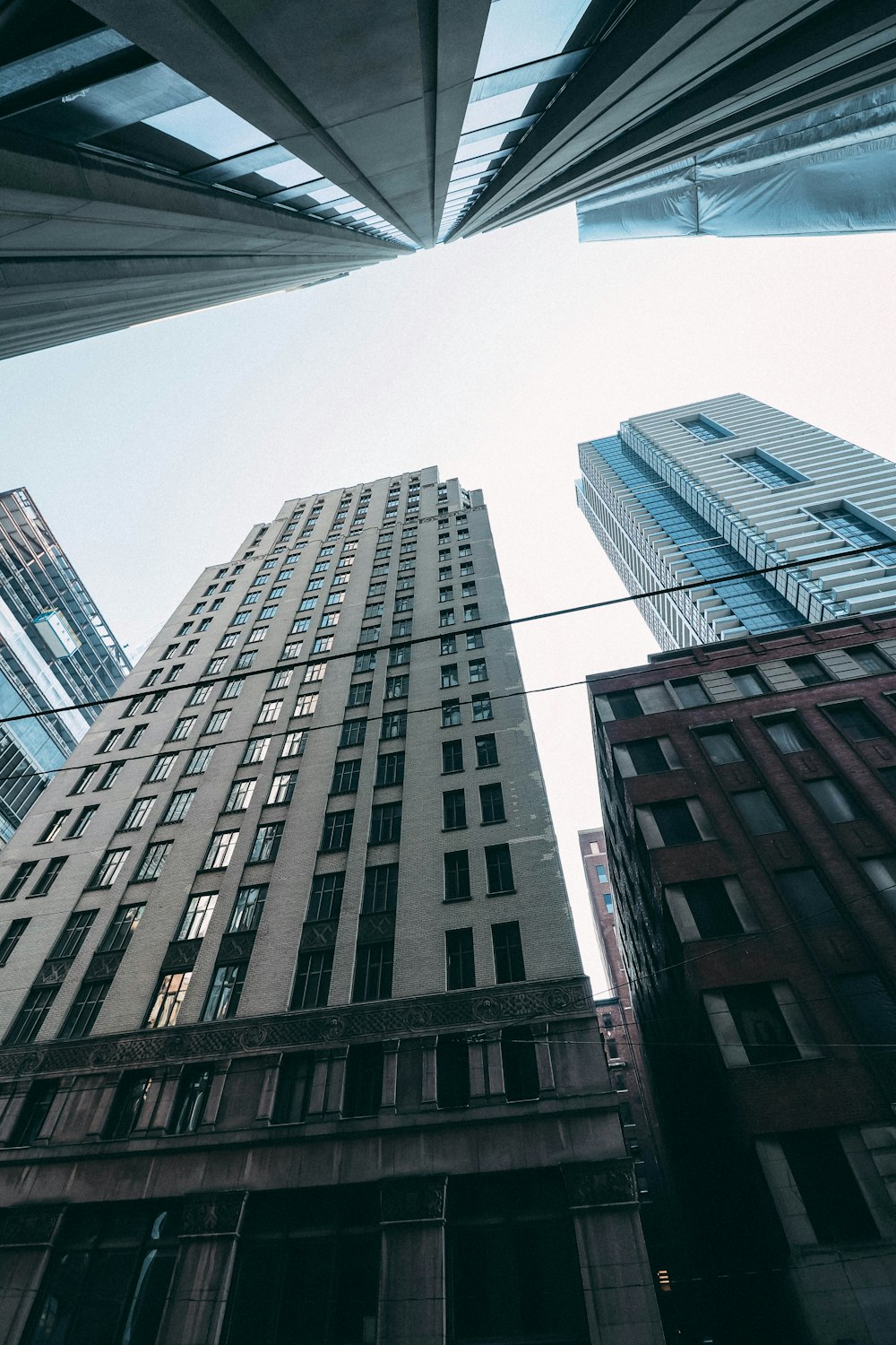 Mirando a través de una ventana a un edificio alto