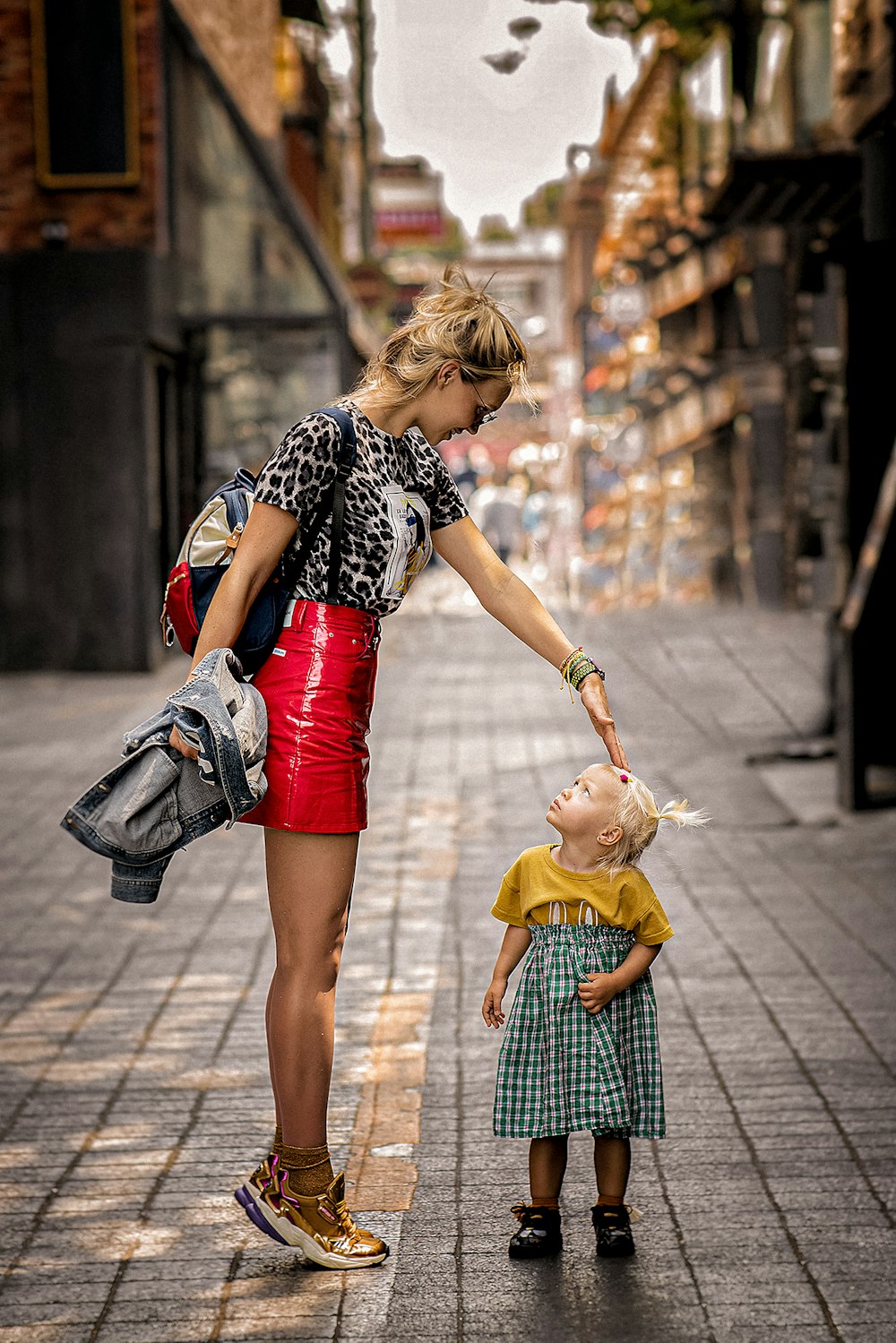 Eine Frau und ein Kind gehen auf einem Bürgersteig