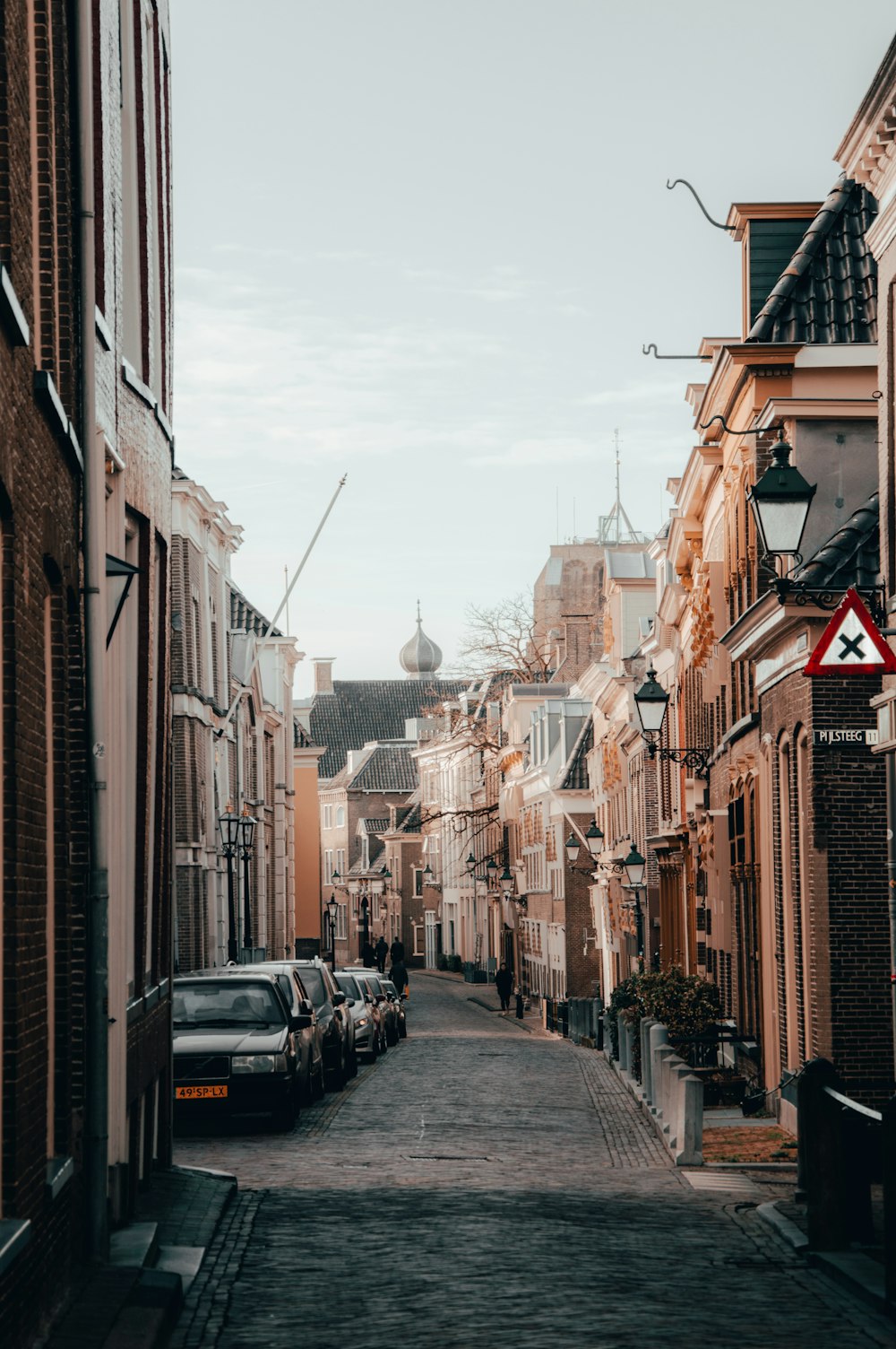 Une rue pavée bordée de bâtiments