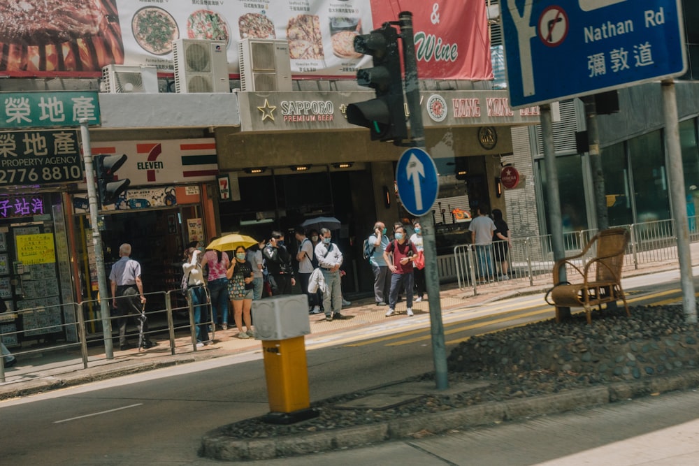 persone che camminano sul marciapiede