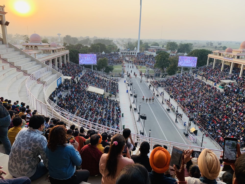 une foule de gens regardant une course